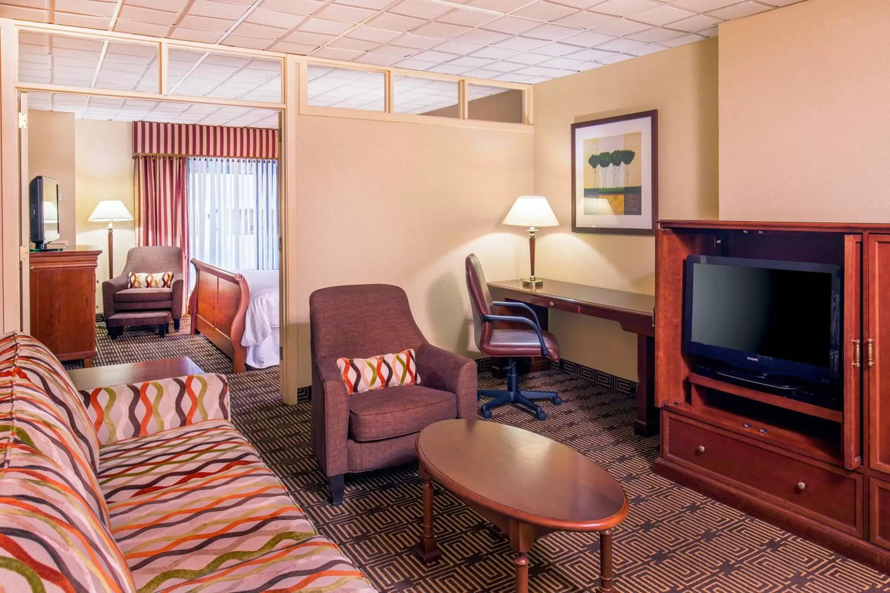 Photo of the whole room, TV/Entertainment Center in Sheraton Springfield Monarch Place Hotel