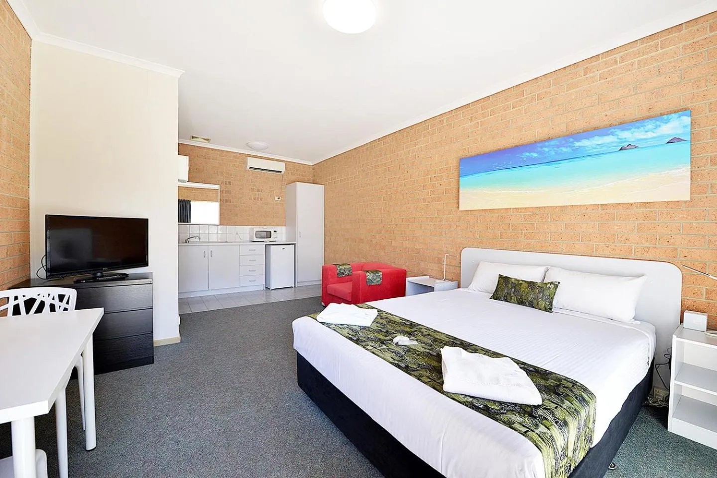 Photo of the whole room, Bed in Cranbourne Motor Inn