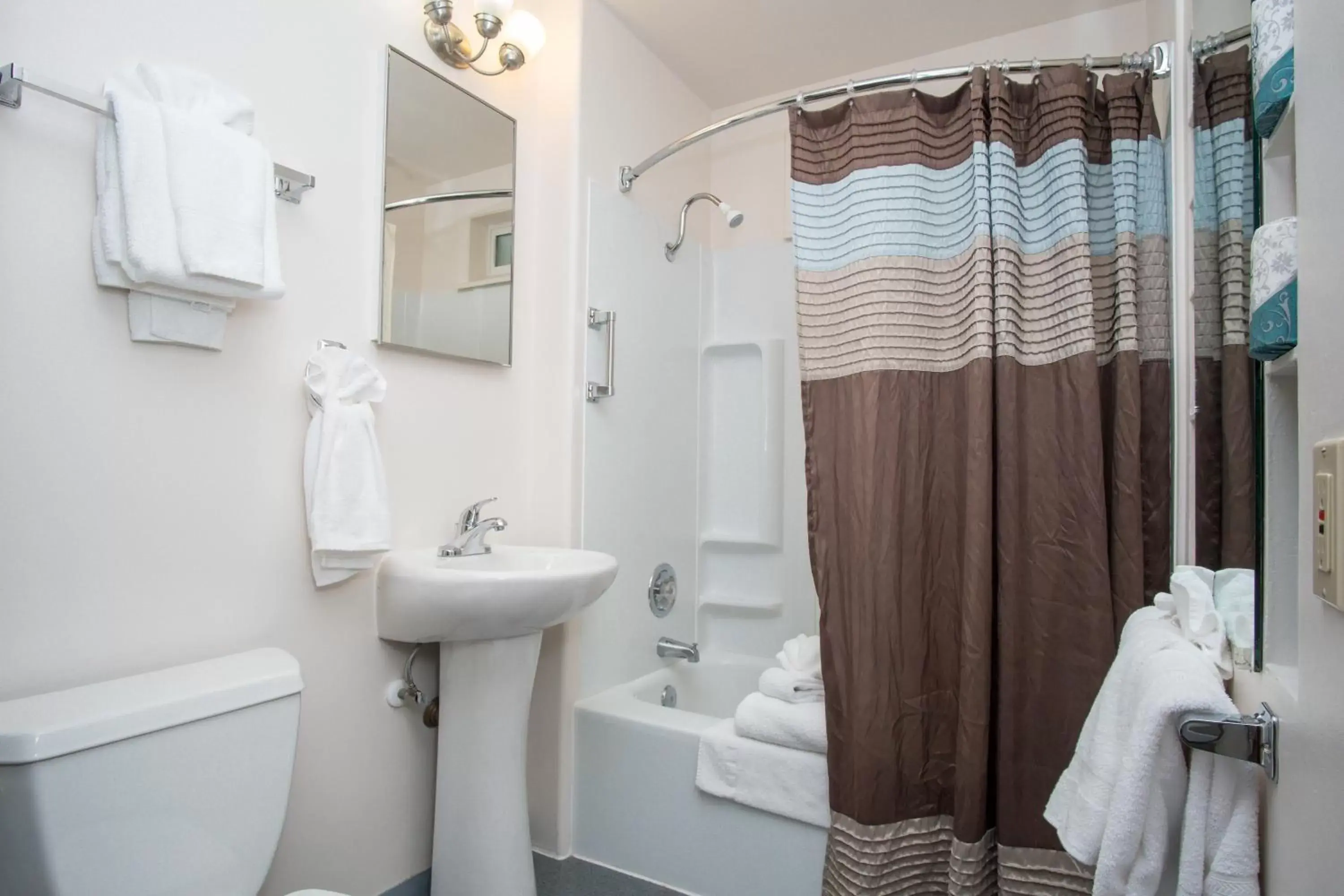 Bathroom in Ecola Creek Lodge