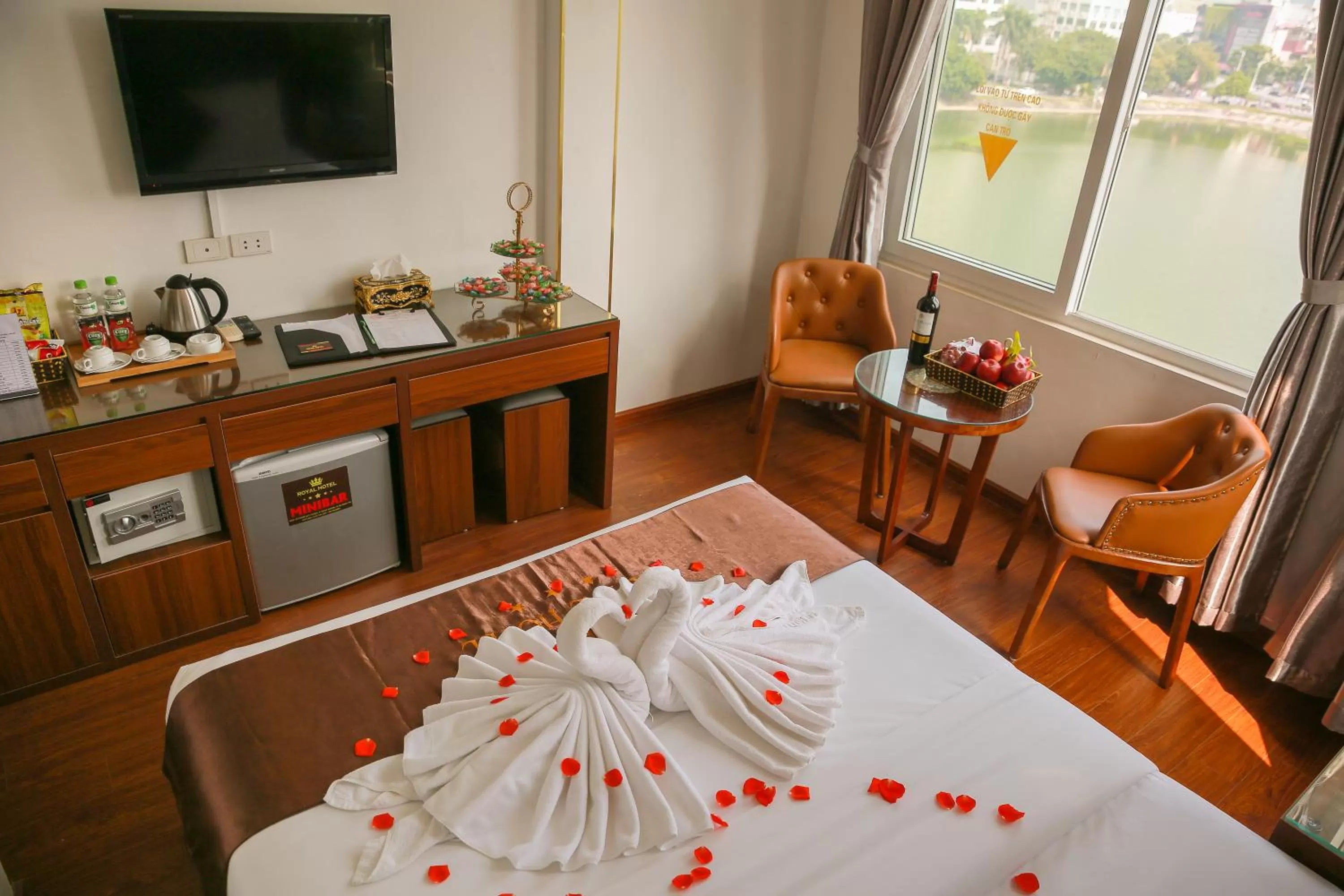 Bedroom, Restaurant/Places to Eat in Royal Hotel