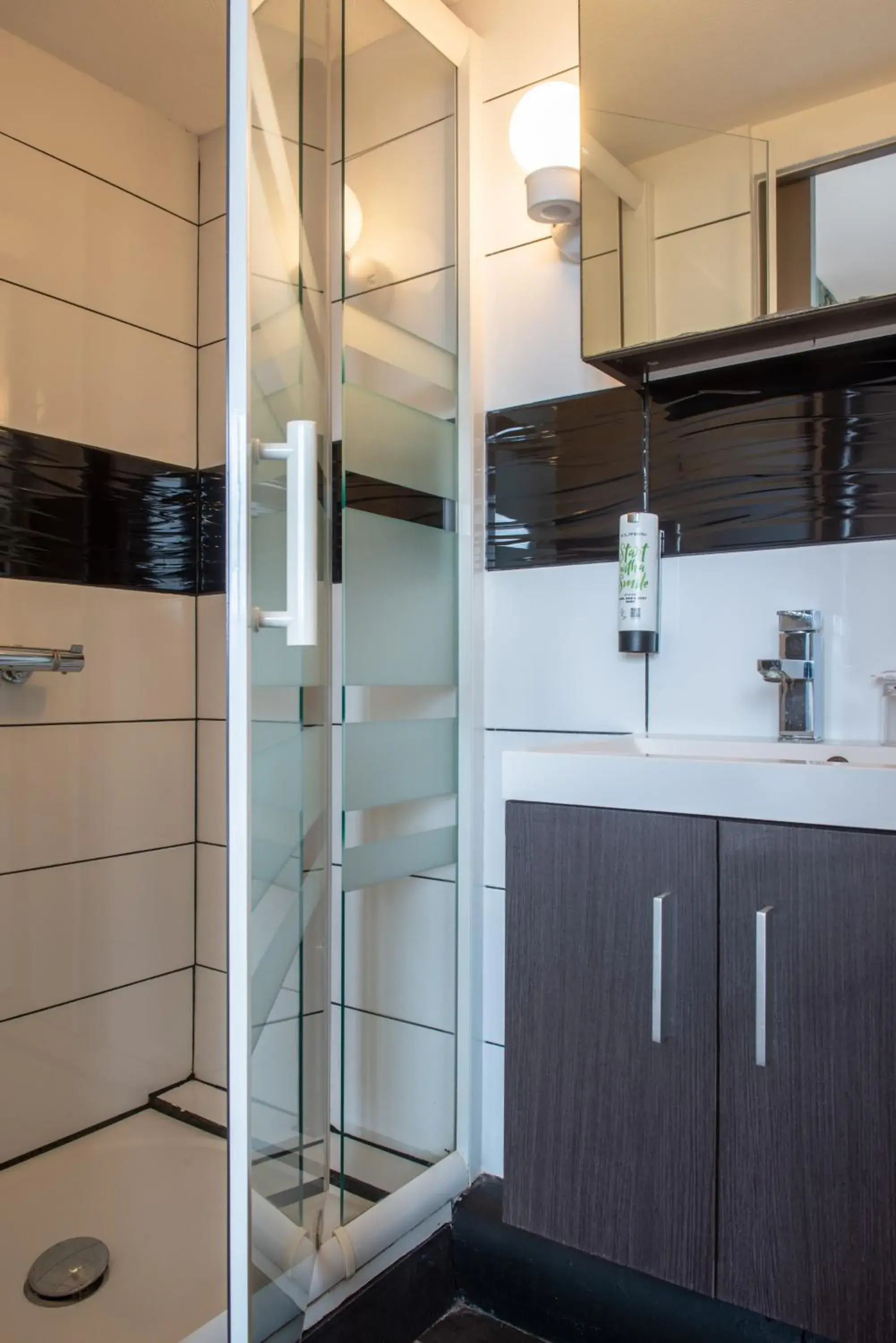 Shower, Bathroom in The Originals City, Hotel de l'Europe, Saint-Nazaire