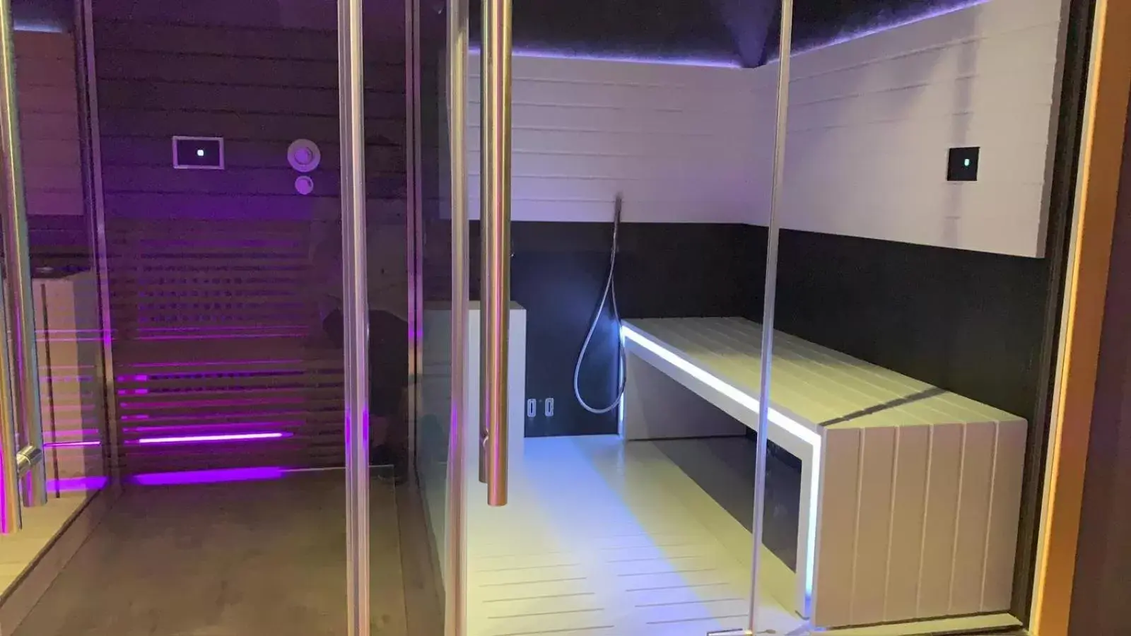 Sauna, Bathroom in Hotel M14