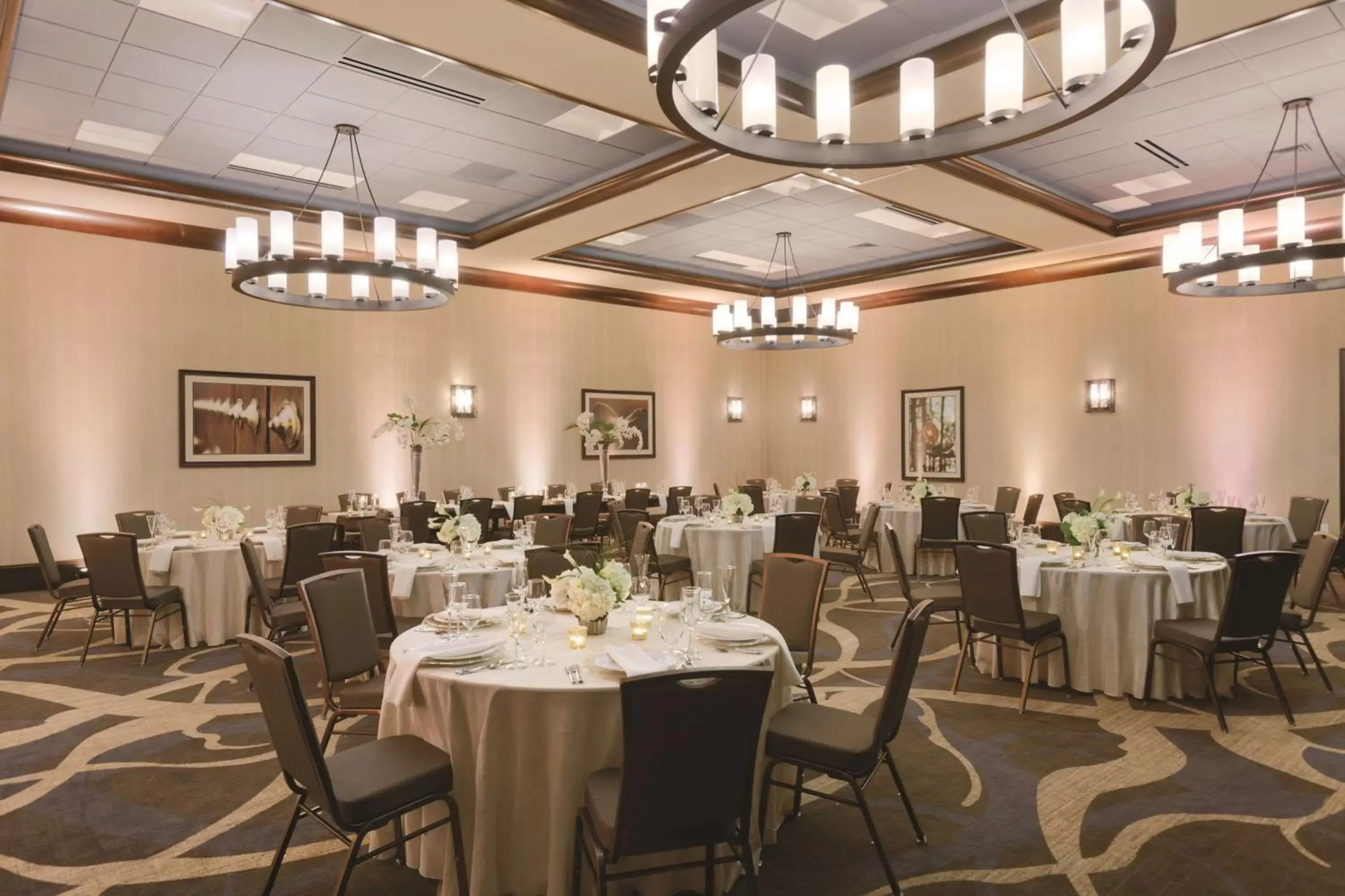 Meeting/conference room, Restaurant/Places to Eat in Embassy Suites Saratoga Springs