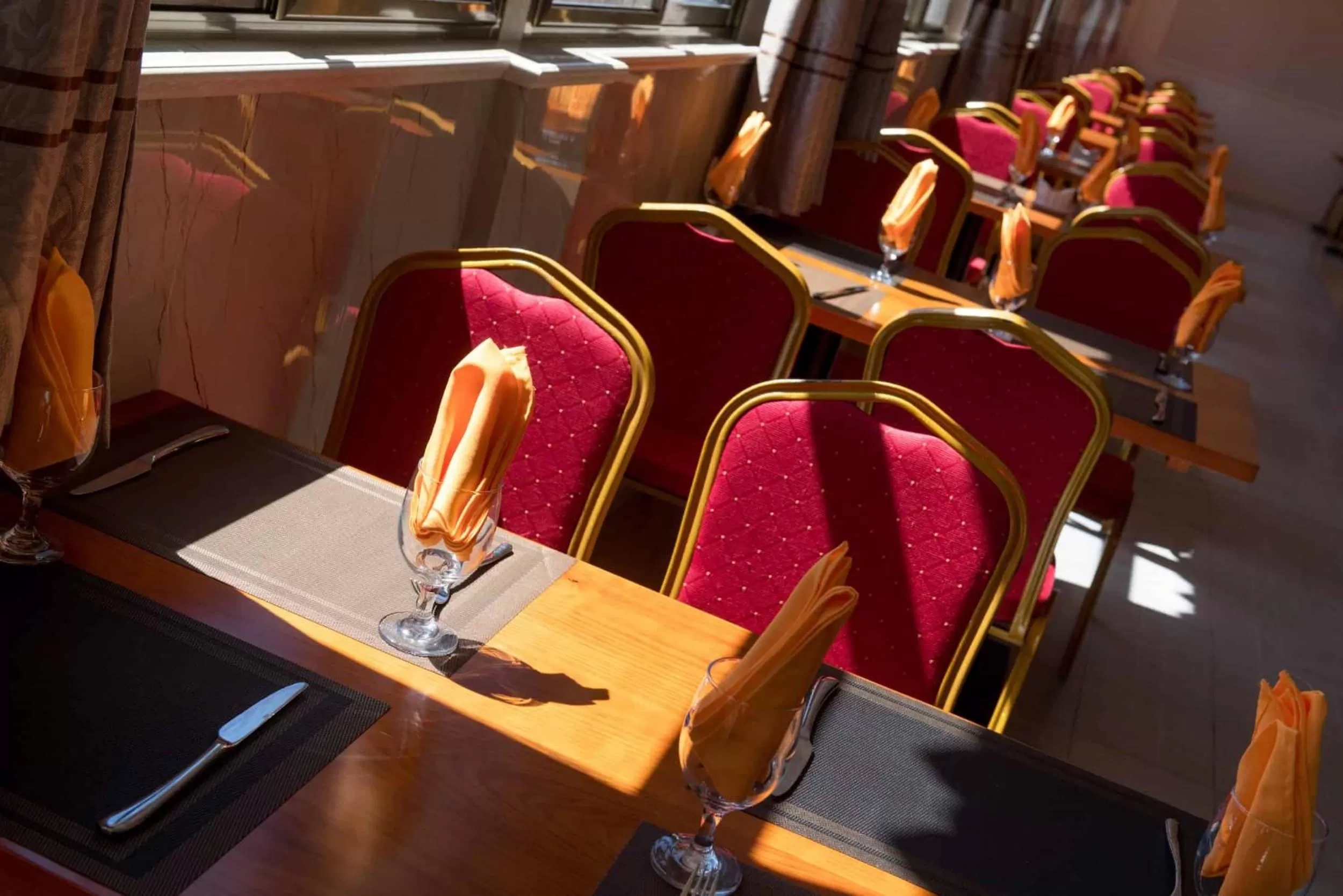 Restaurant/places to eat in Riverside Hotel