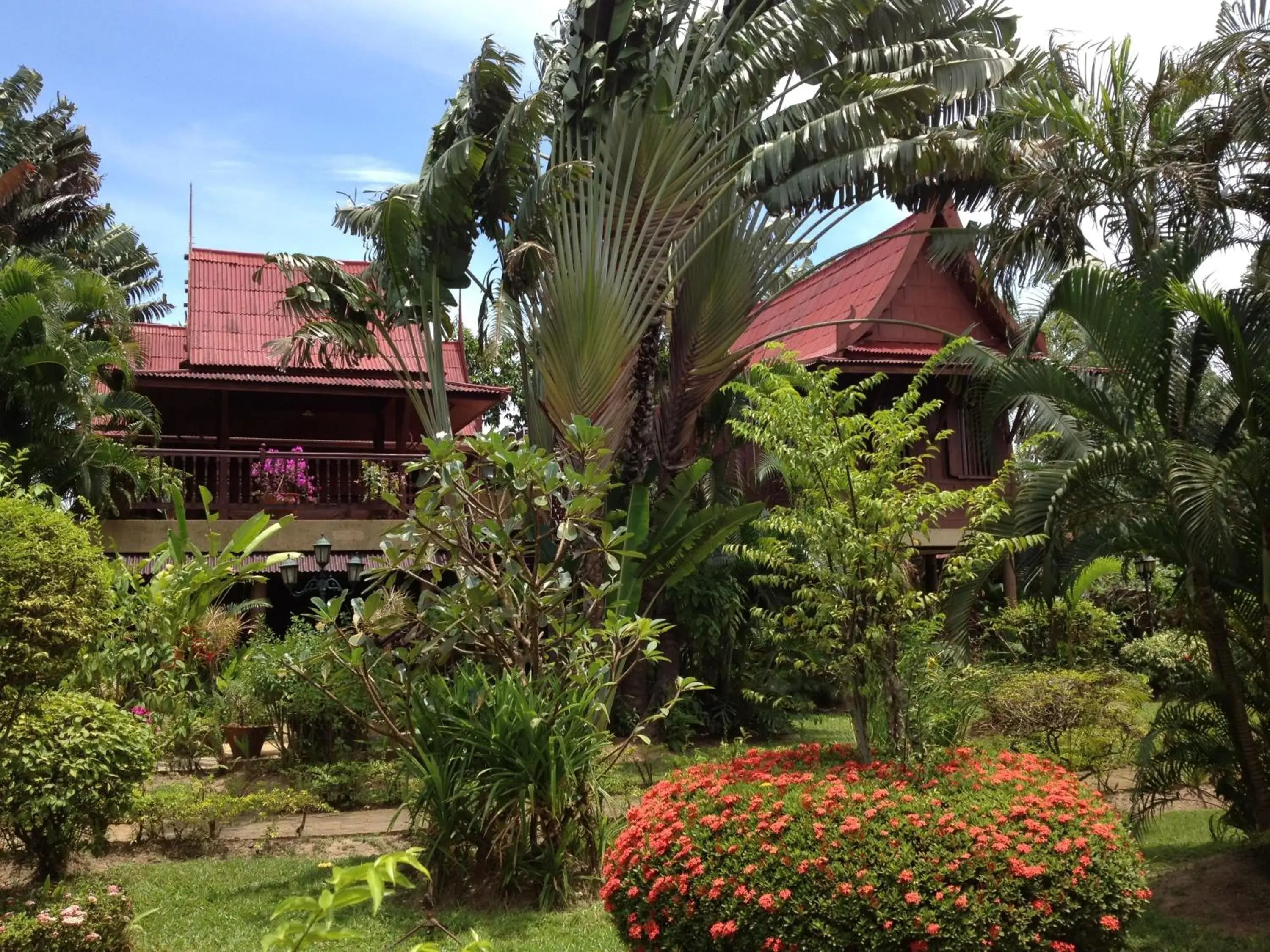 Facade/entrance, Garden in Ban Keaw Villas