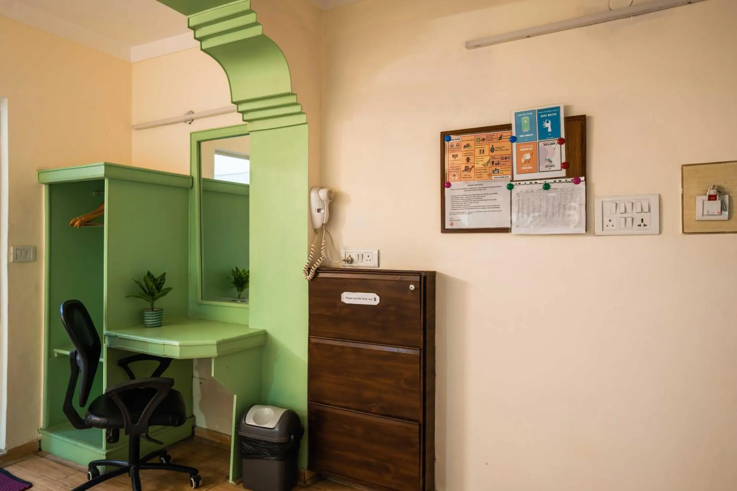 hair dresser, Kitchen/Kitchenette in Zostel Delhi Hostel