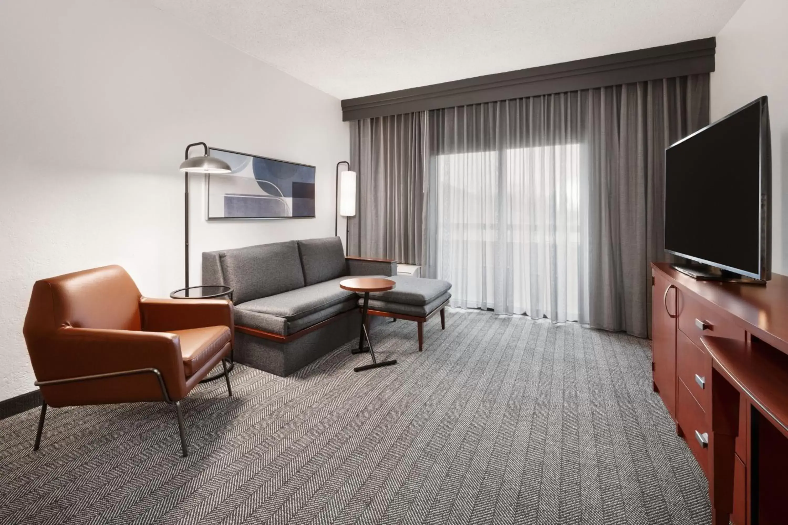 Living room, TV/Entertainment Center in Courtyard by Marriott Memphis Airport