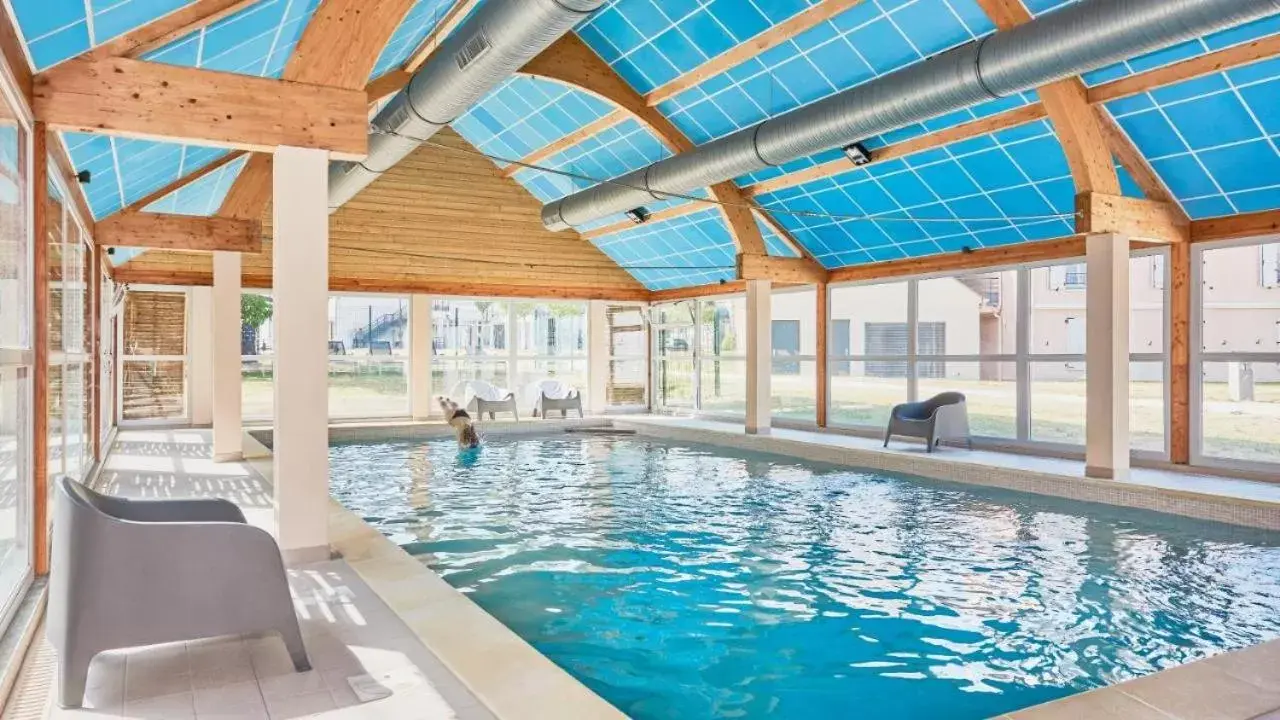 Swimming Pool in Appart Hôtel 3* dans une résidence de tourisme