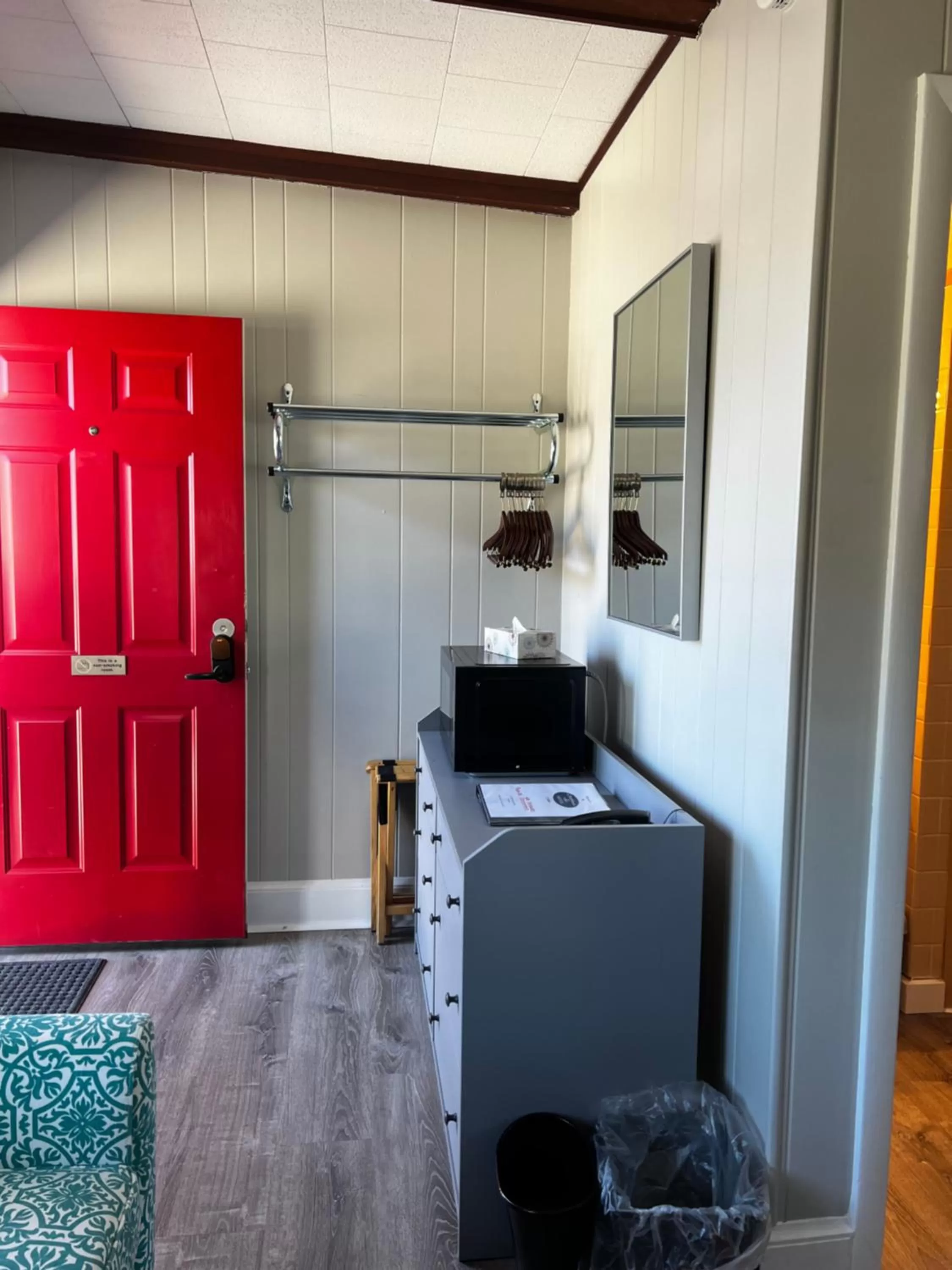 wardrobe in Claddagh Motel & Suites