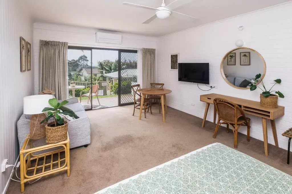 Living room, TV/Entertainment Center in Mollymook Seascape Motel and Apartments