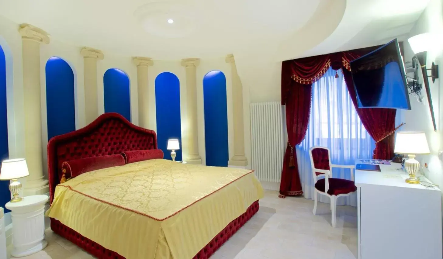 Photo of the whole room, Bed in Design Suite Tirano