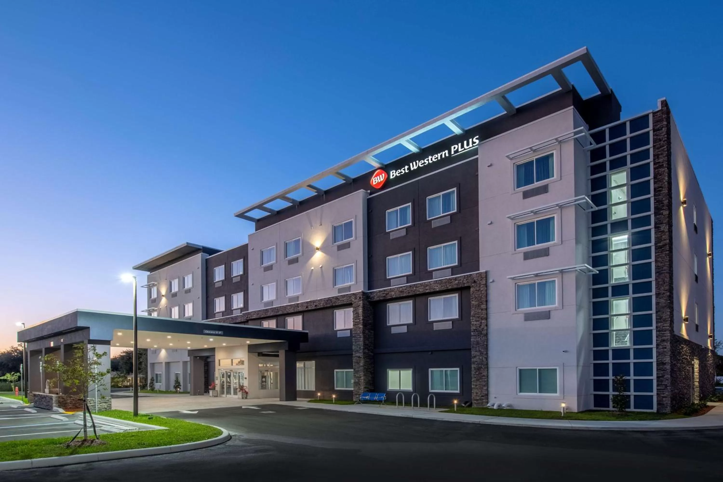 Property building in Best Western Plus Lakeland