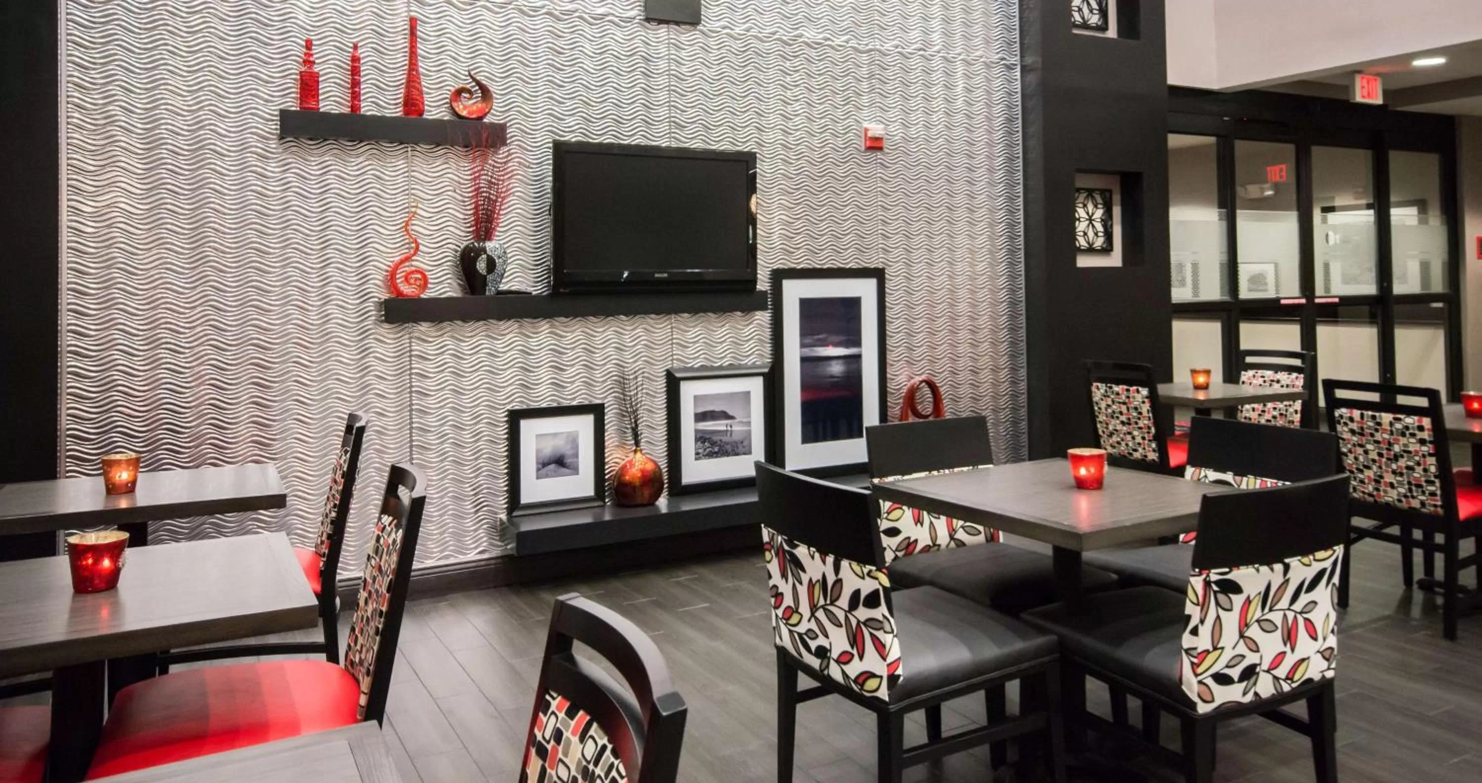 Dining area in Hampton Inn & Suites Orlando-John Young Parkway/South Park