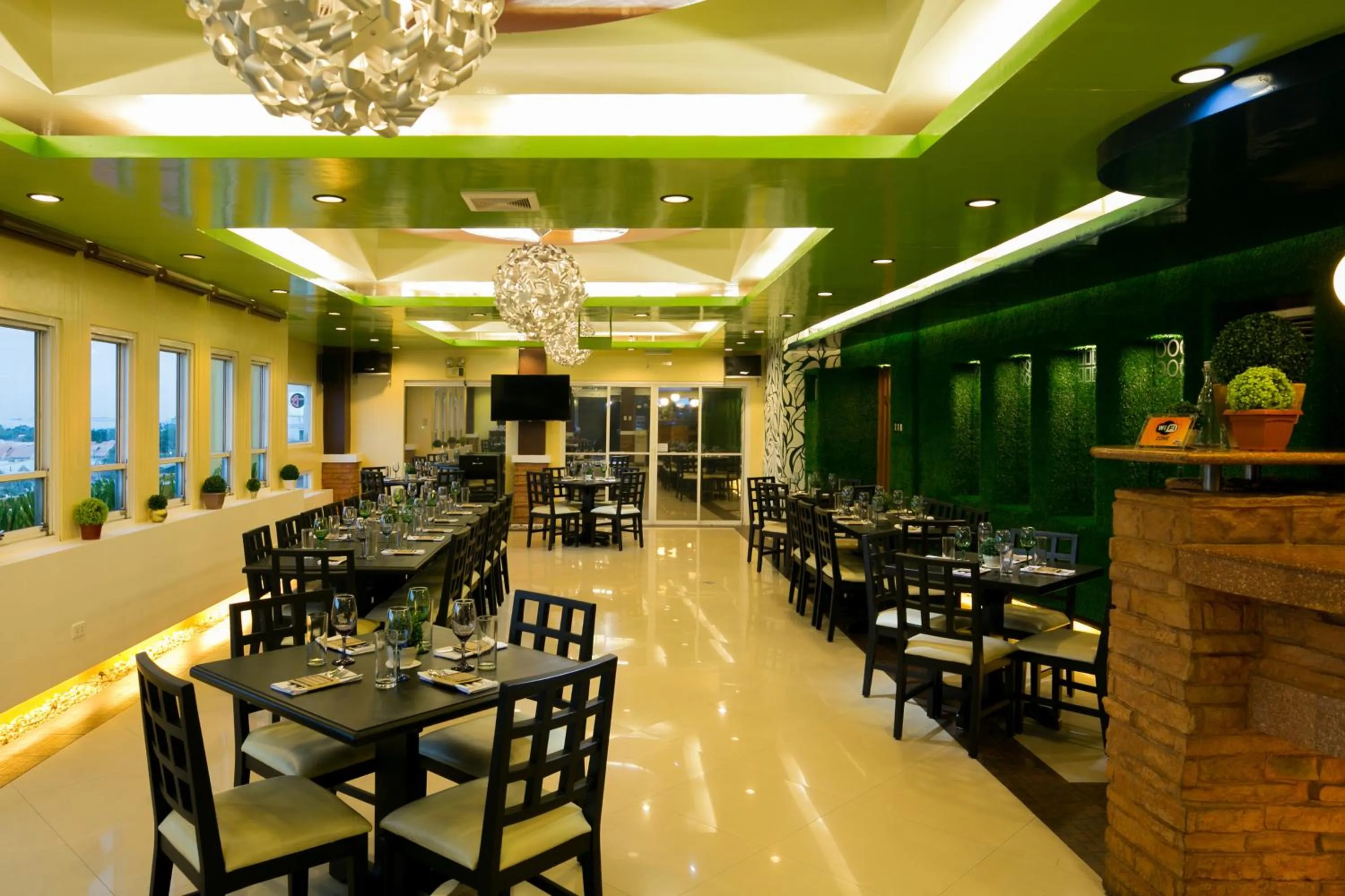 Restaurant/places to eat in 950 Condotel