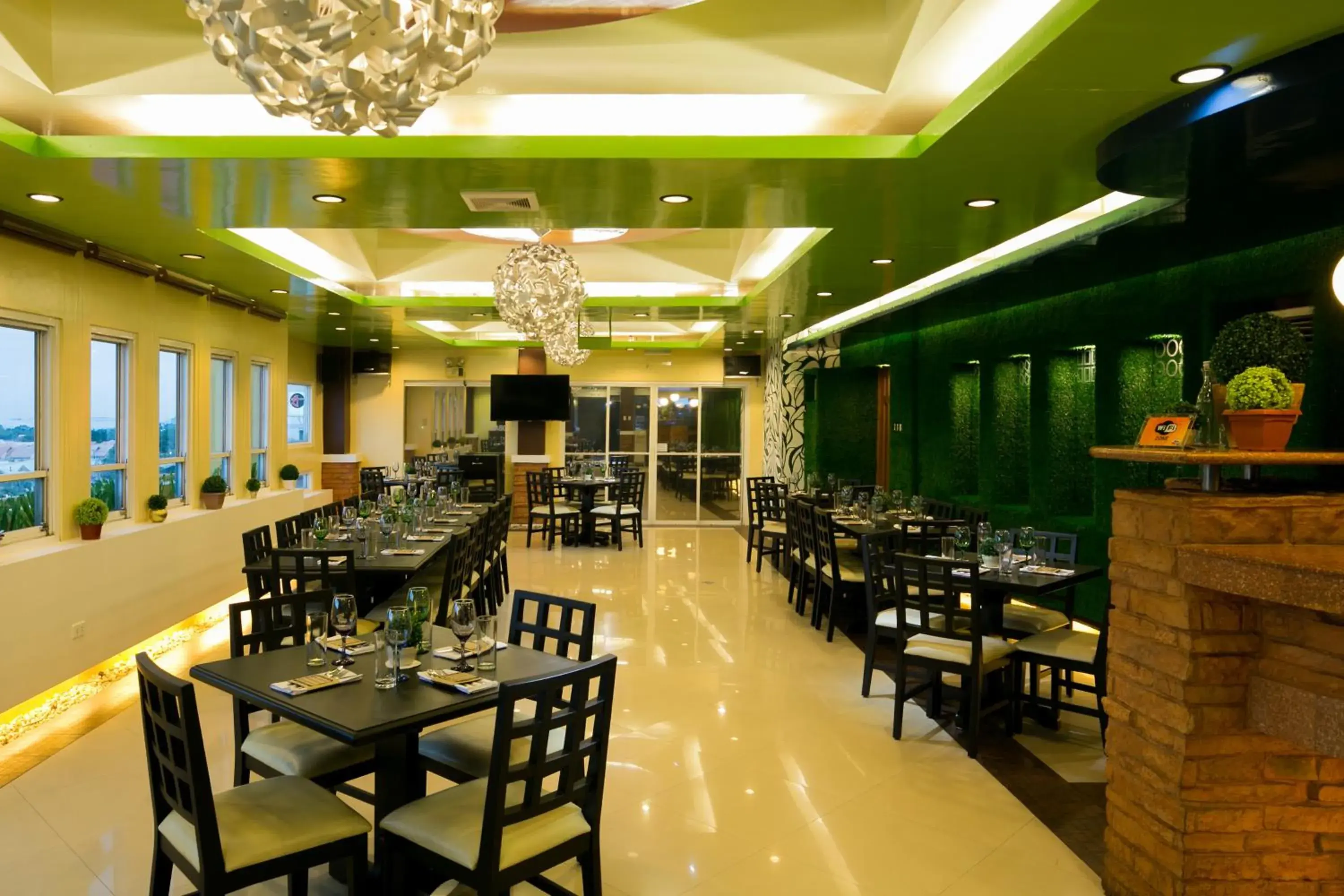 Restaurant/Places to Eat in 950 Condotel