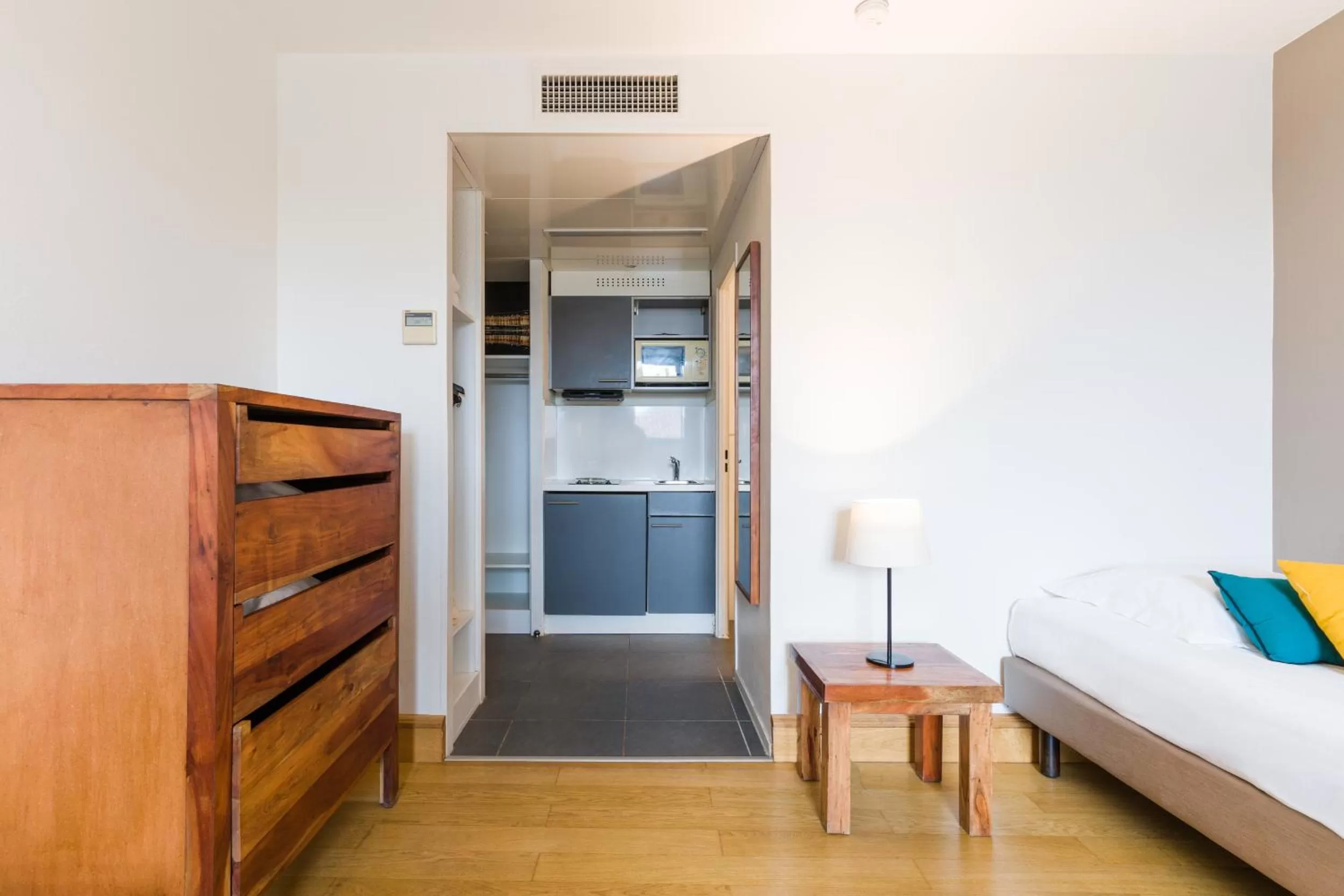 Kitchen or kitchenette, Bed in Victoria Garden Bordeaux Centre