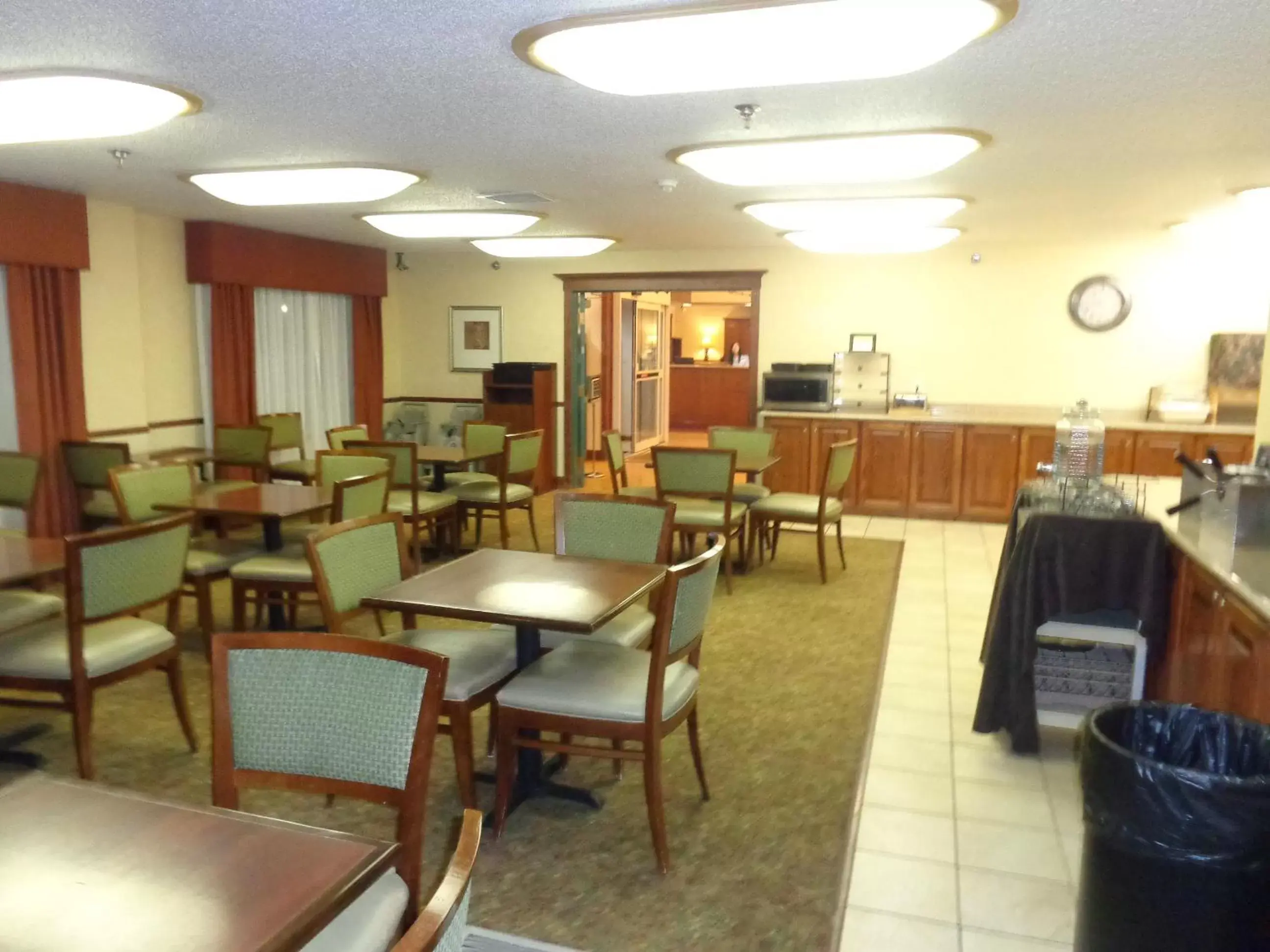Lounge or bar, Restaurant/Places to Eat in Country Inn & Suites by Radisson, Bismarck, ND