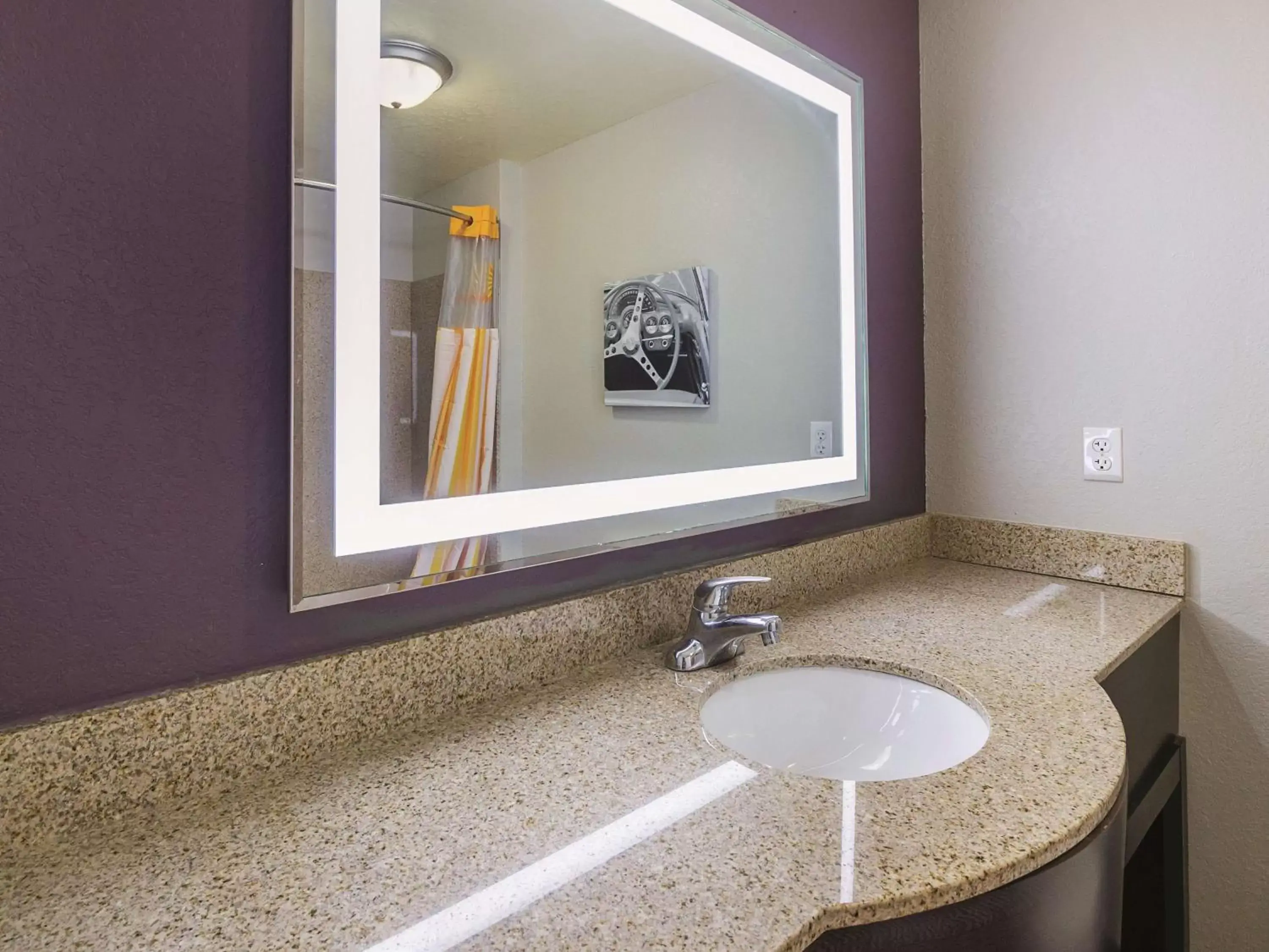 Property building, Bathroom in La Quinta by Wyndham Bowling Green