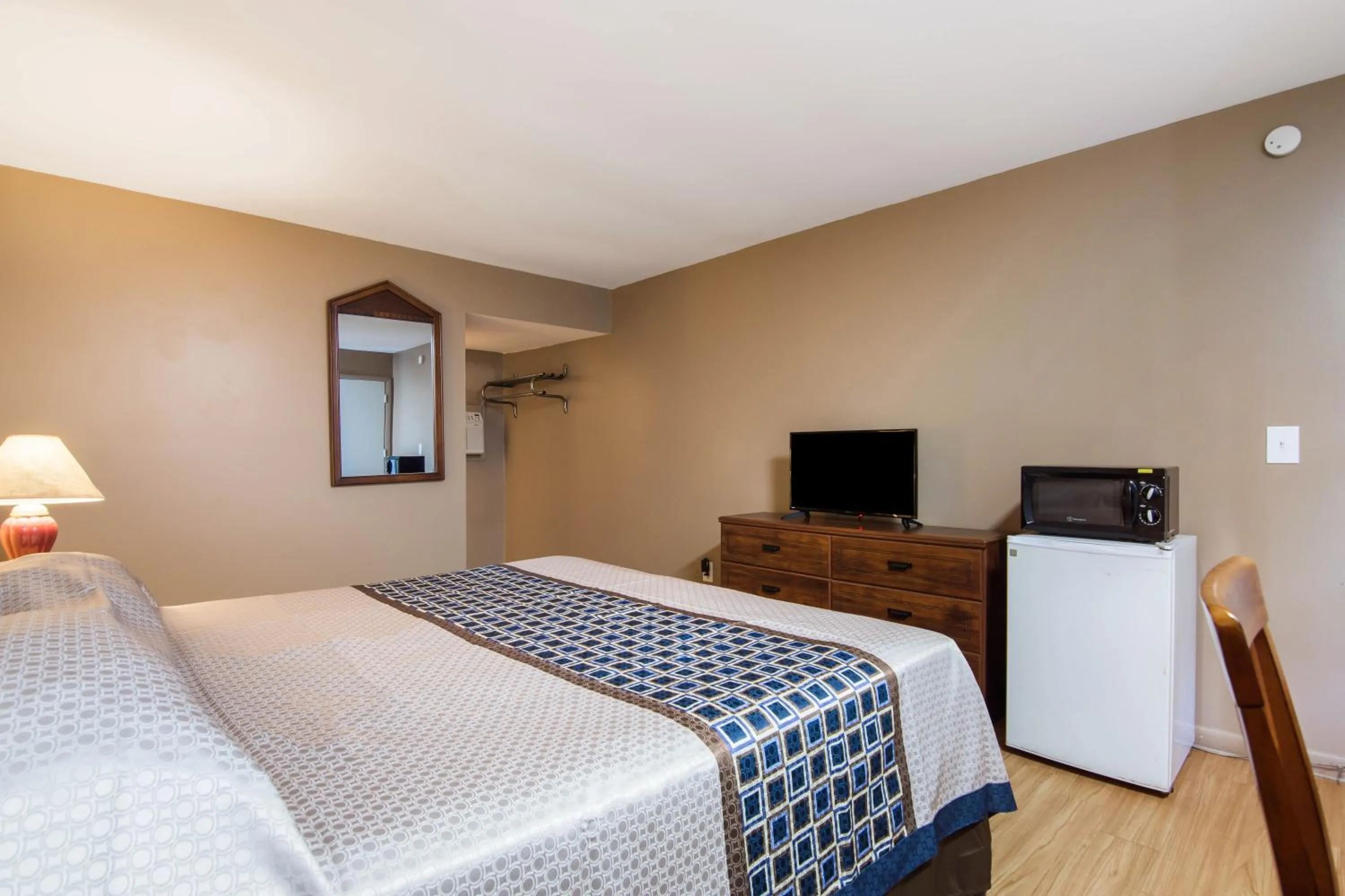 Bedroom, Bed in Knights Inn Amsterdam