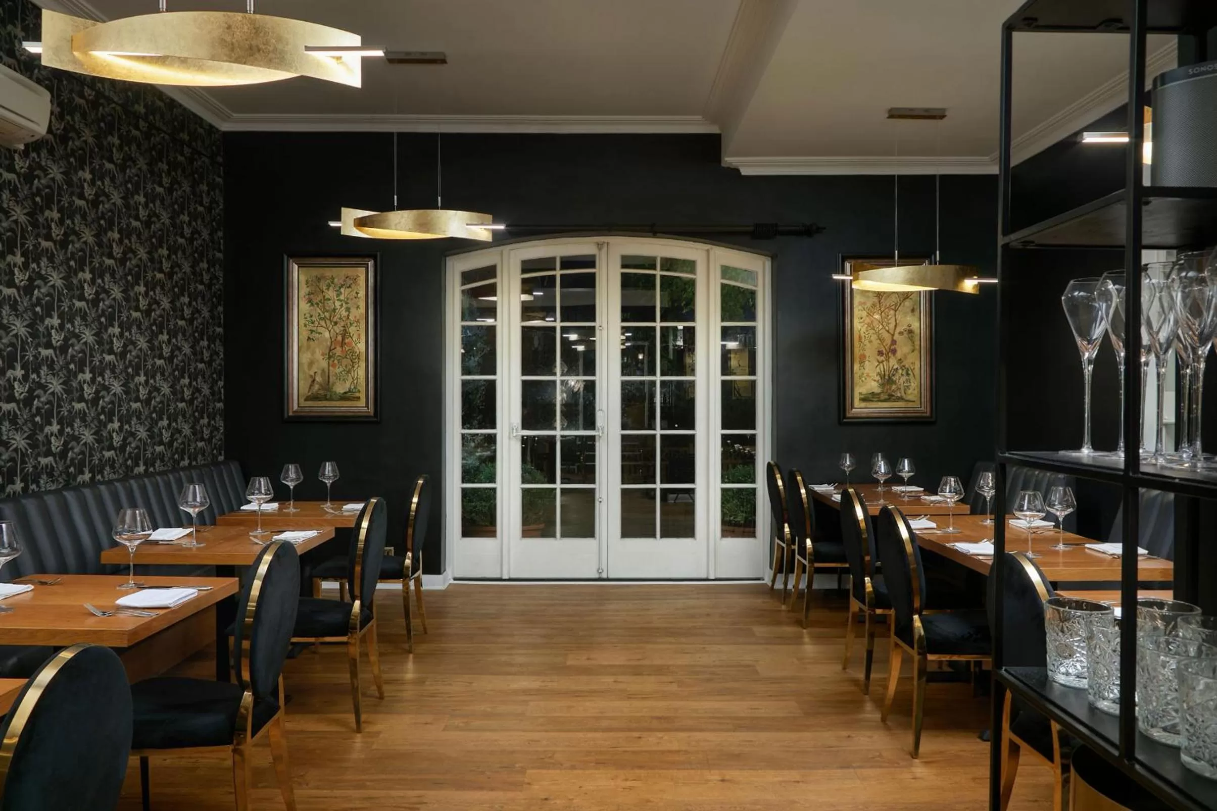 Restaurant/places to eat in The Royal Adelaide Hotel