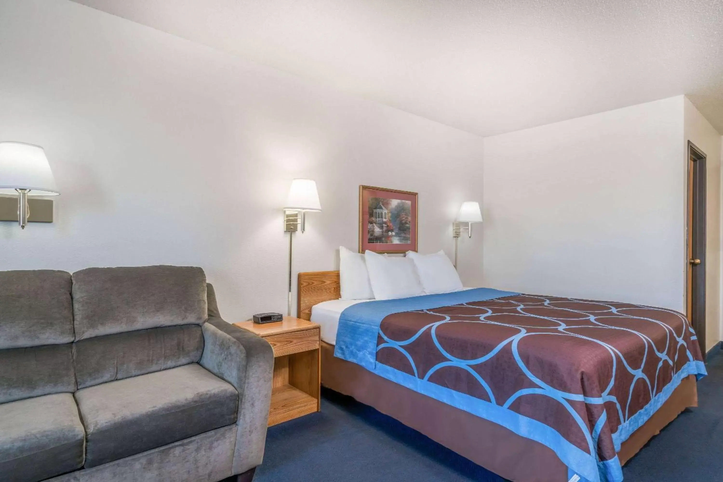 Photo of the whole room, Bed in Super 8 by Wyndham Portage