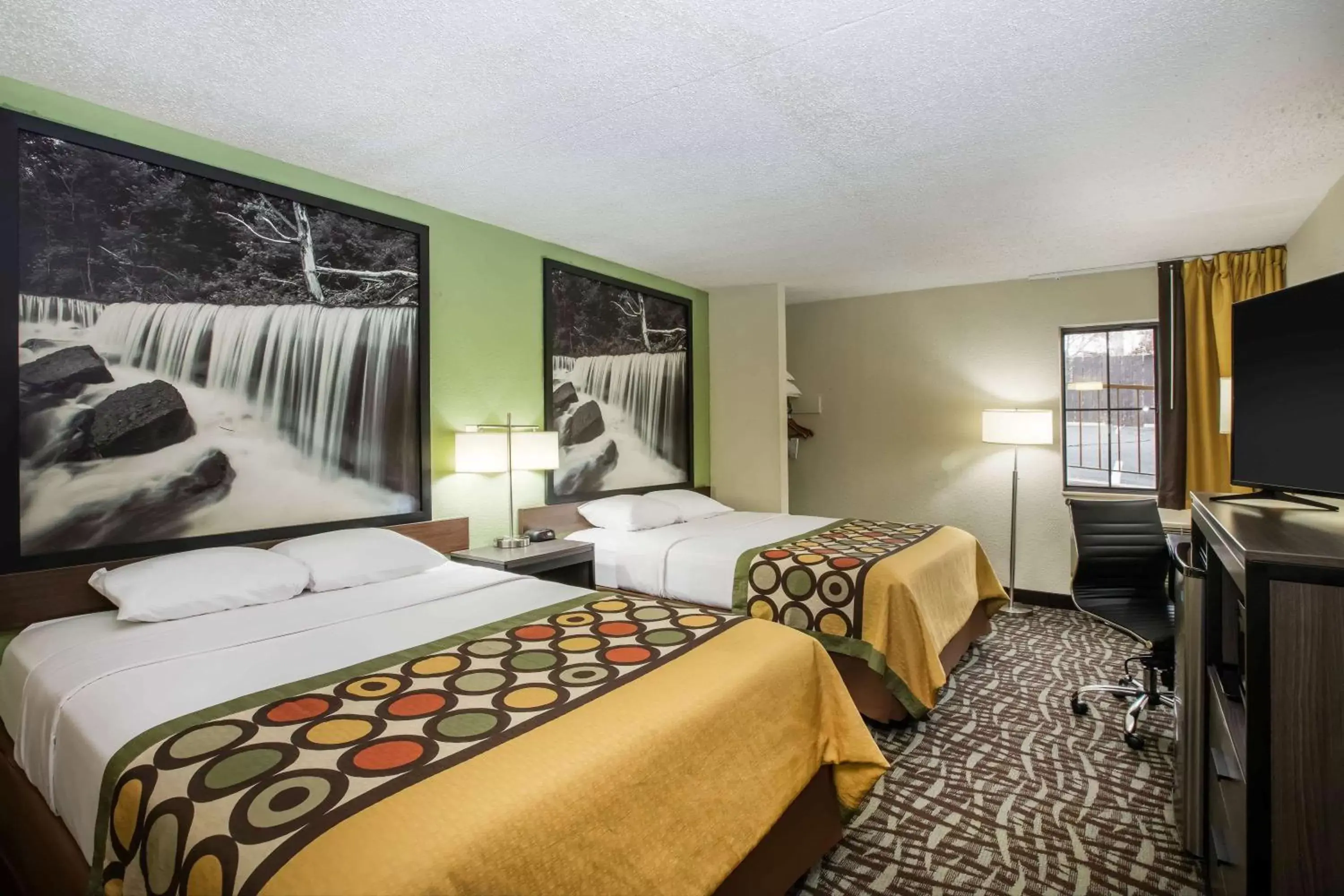 Photo of the whole room, Bed in Super 8 by Wyndham Wichita East