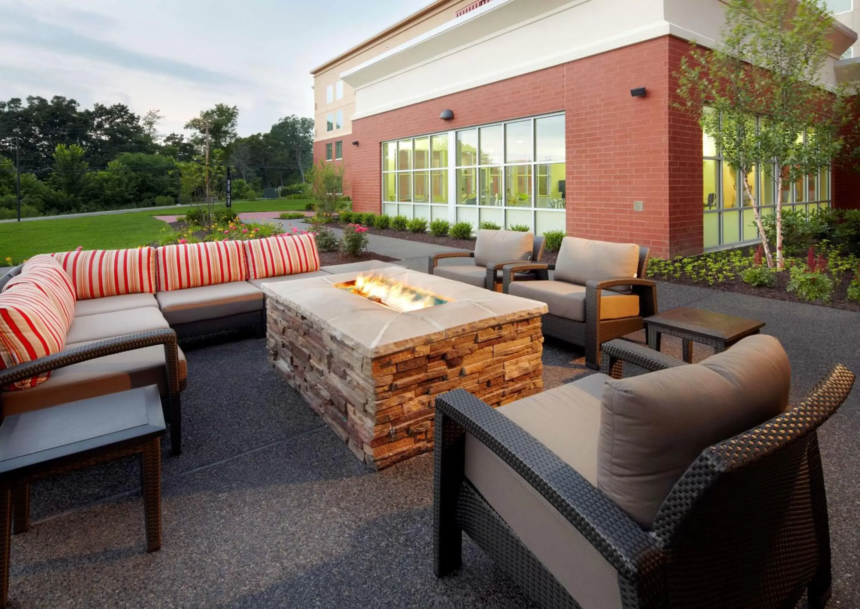 Inner courtyard view in Homewood Suites by Hilton Pittsburgh Airport/Robinson Mall Area