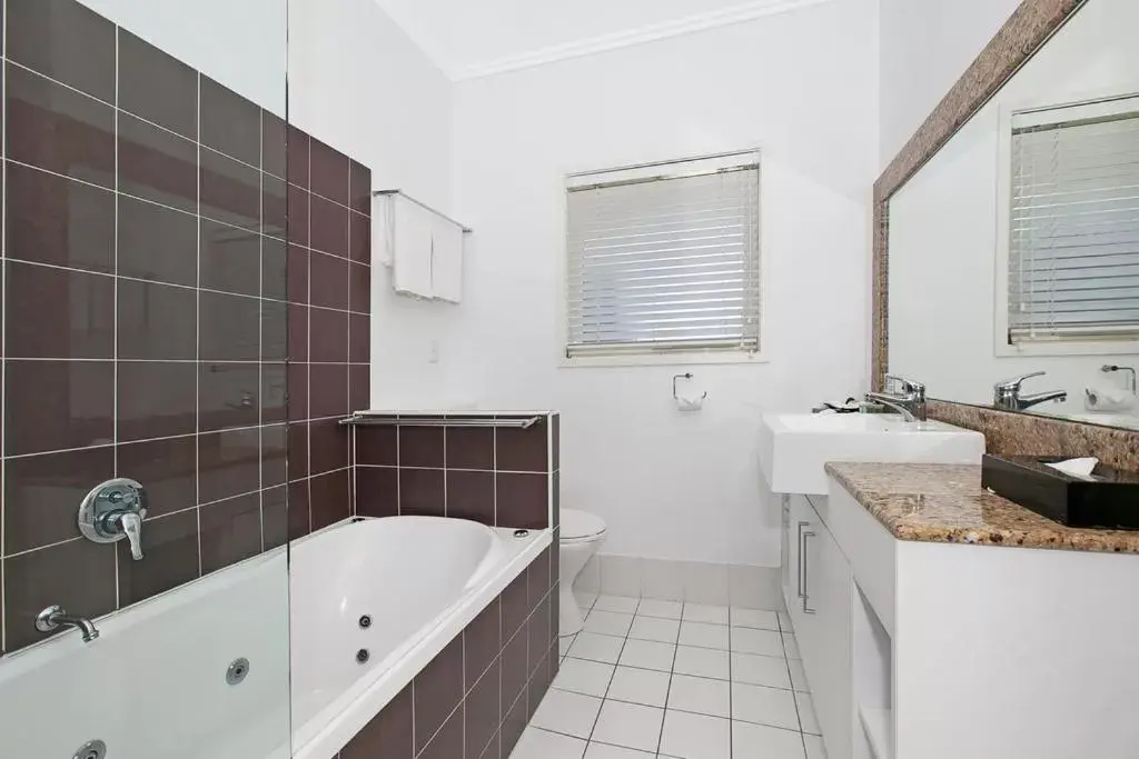 Bathroom in Comfort Inn & Apartments Northgate Airport