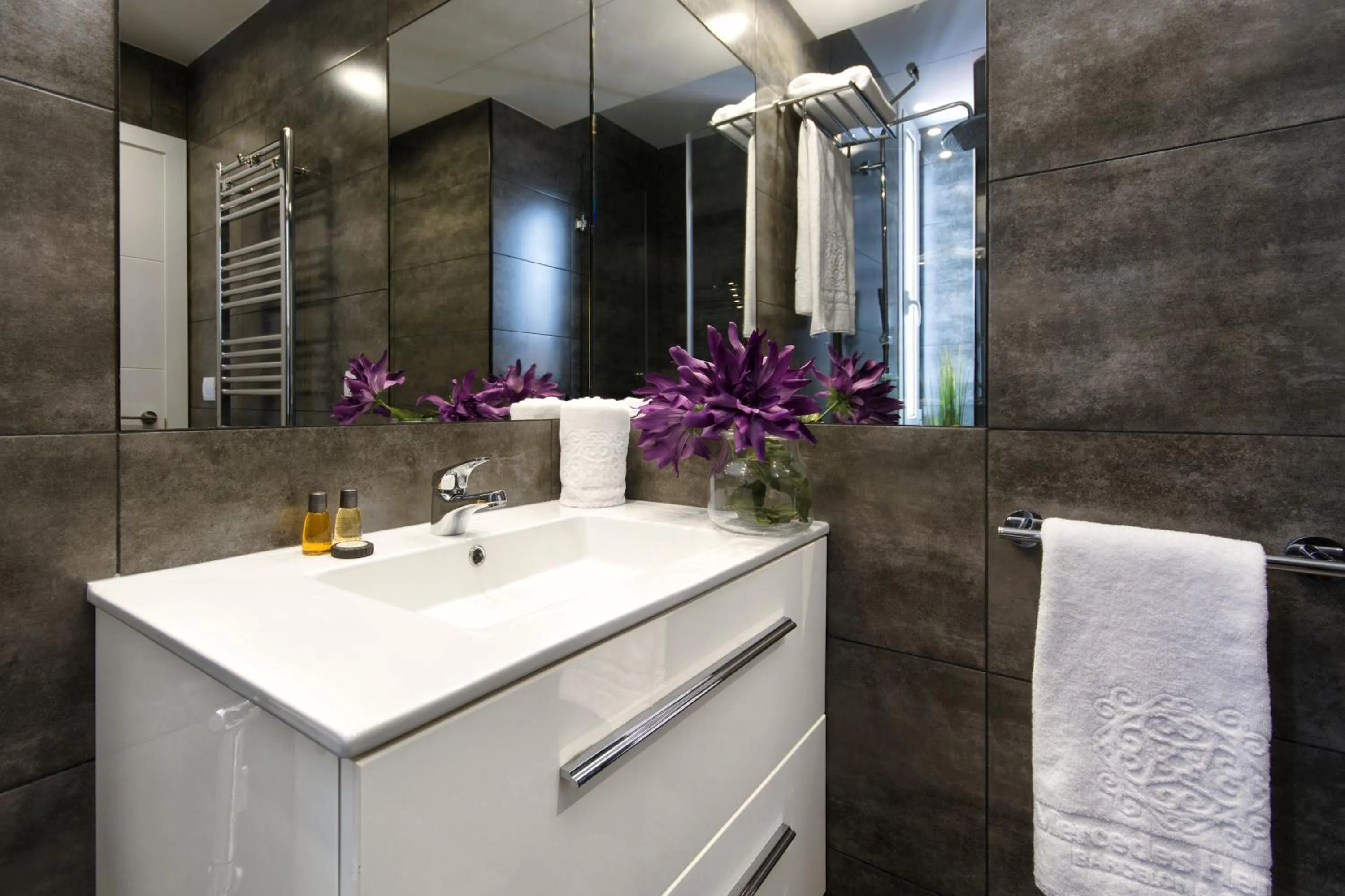 Bathroom in Eixample Building Apartments by Mercedes Heritage