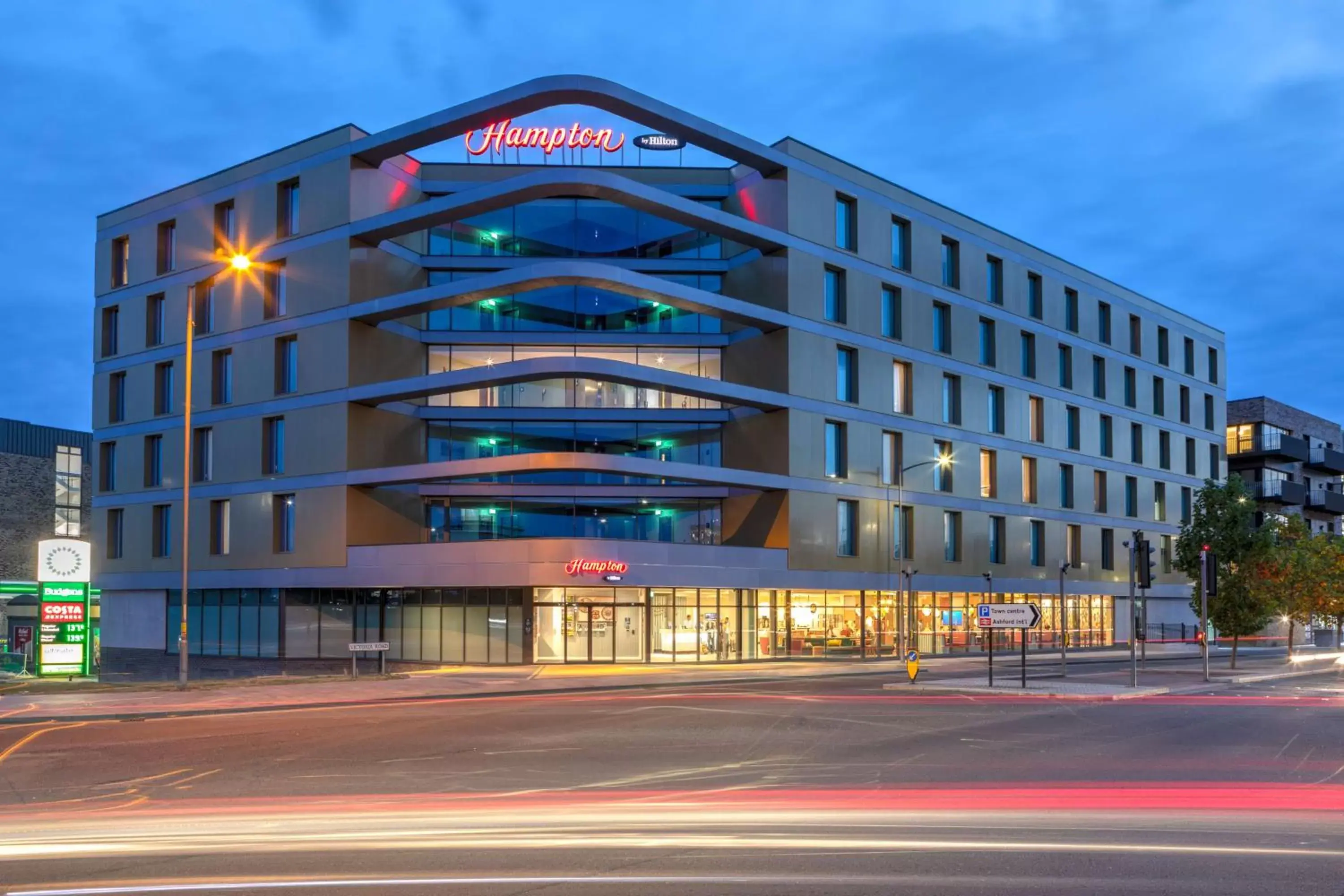 Property building in Hampton by Hilton Ashford International Property building in Hampton by Hilton Ashford International