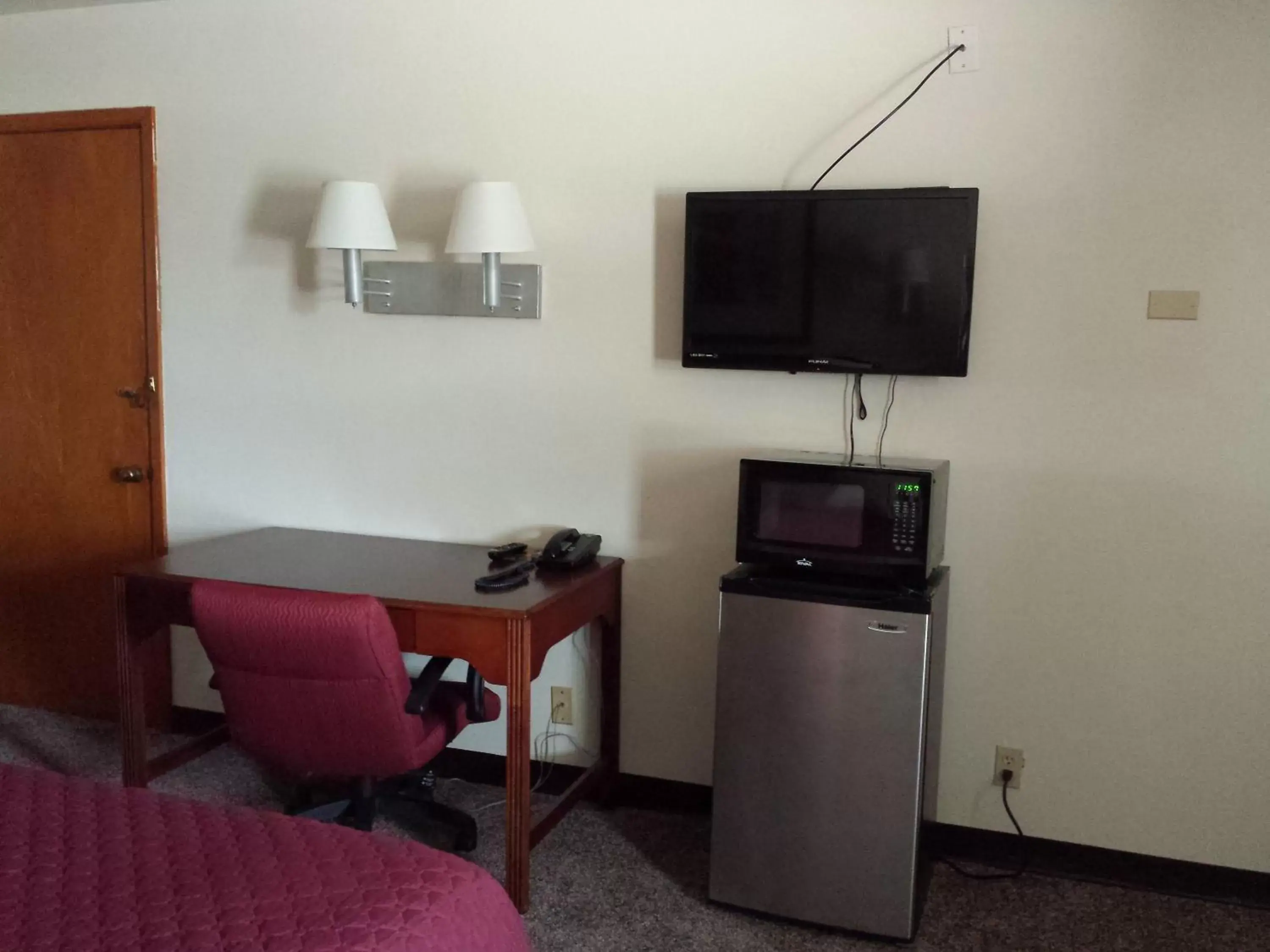 TV and multimedia, TV/Entertainment Center in West Plains Motel