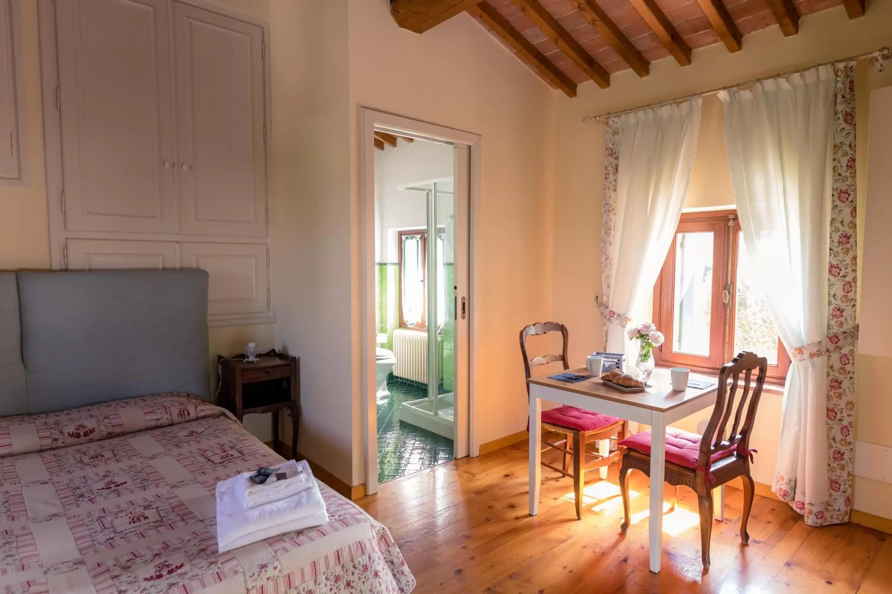 Seating area, Bed in B&B Villa Nichesola