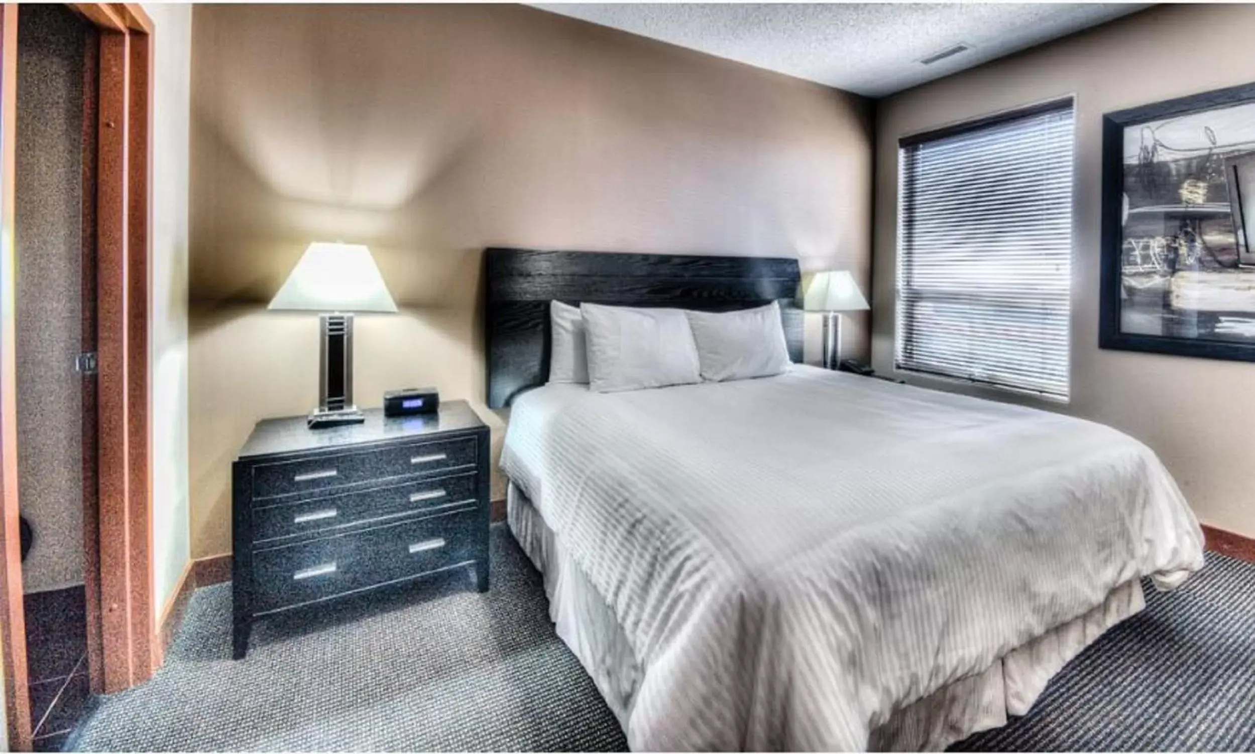 Bedroom, Bed in Grand Inn & Residence- Grande Prairie