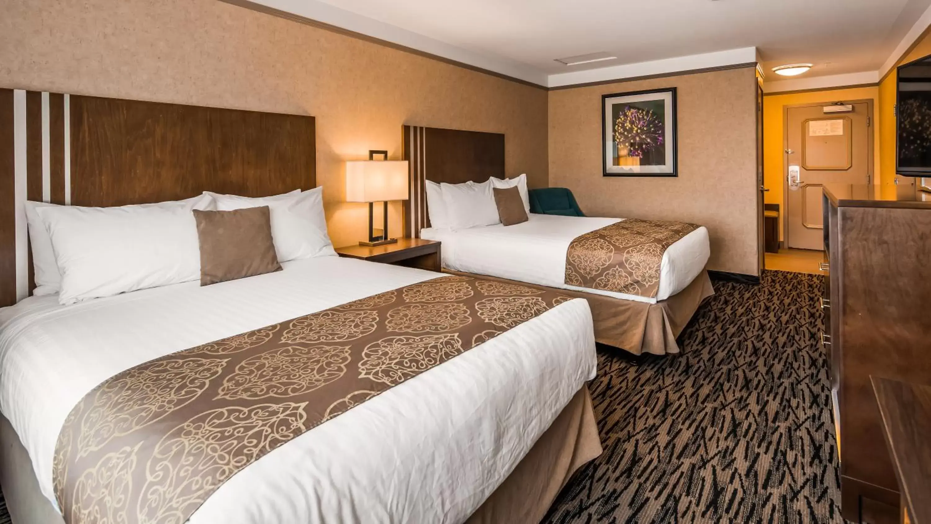 Lobby or reception, Bed in Best Western Plus Pitt Meadows Inn & Suites