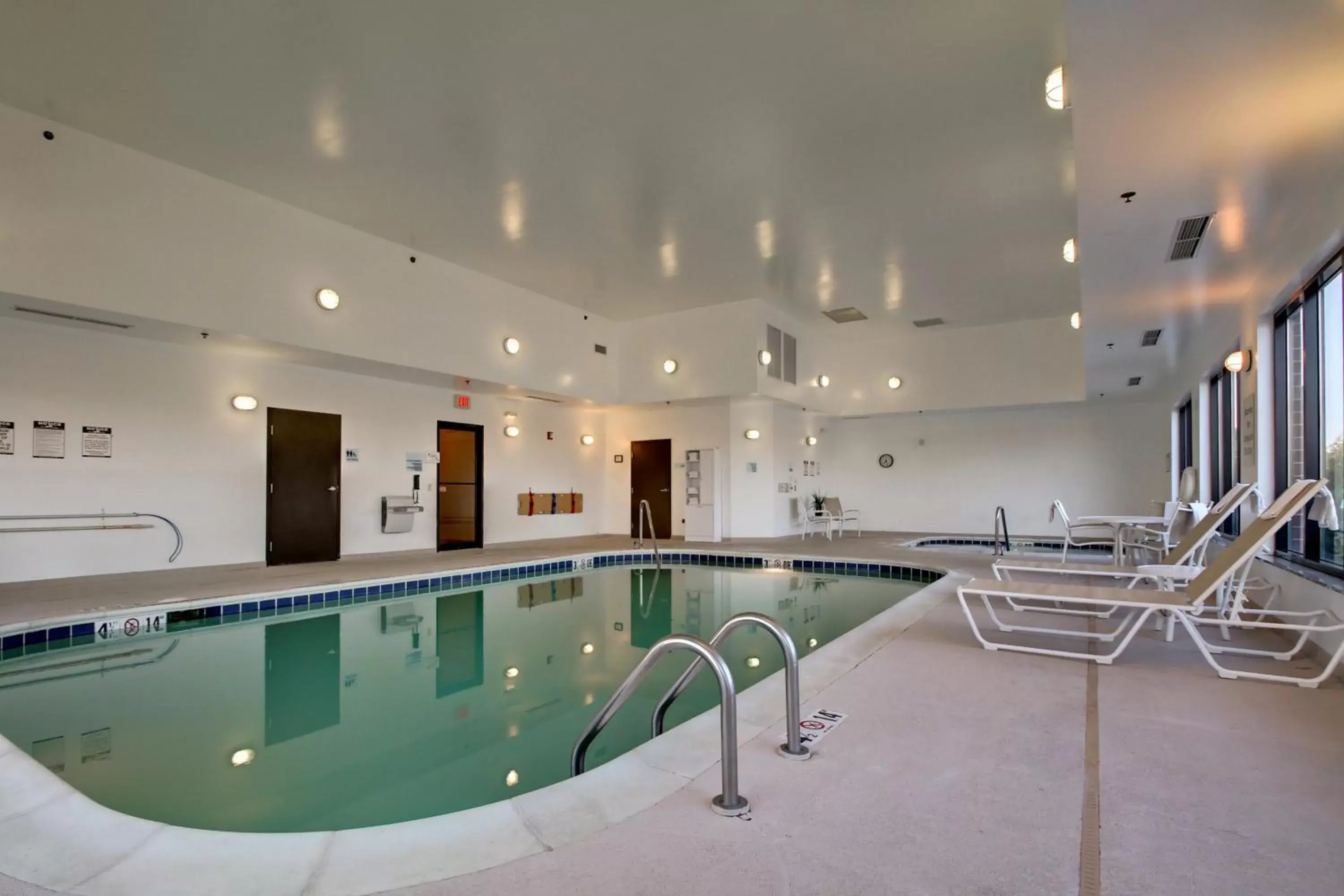 Swimming Pool in Holiday Inn Express Peru-Lasalle Area, an IHG Hotel
