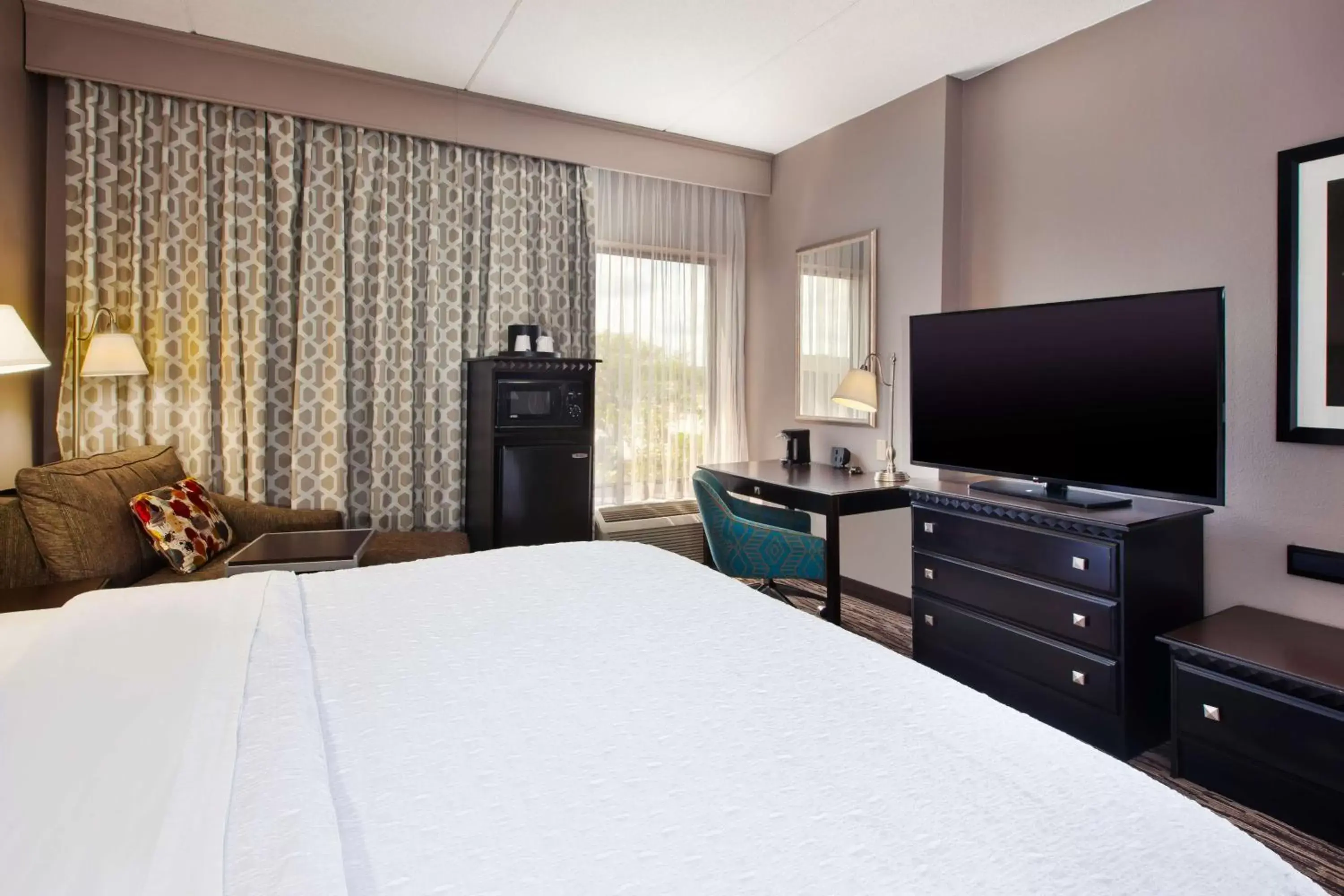 Bedroom, Bed in Hampton Inn & Suites Cleveland-Airport/Middleburg Heights