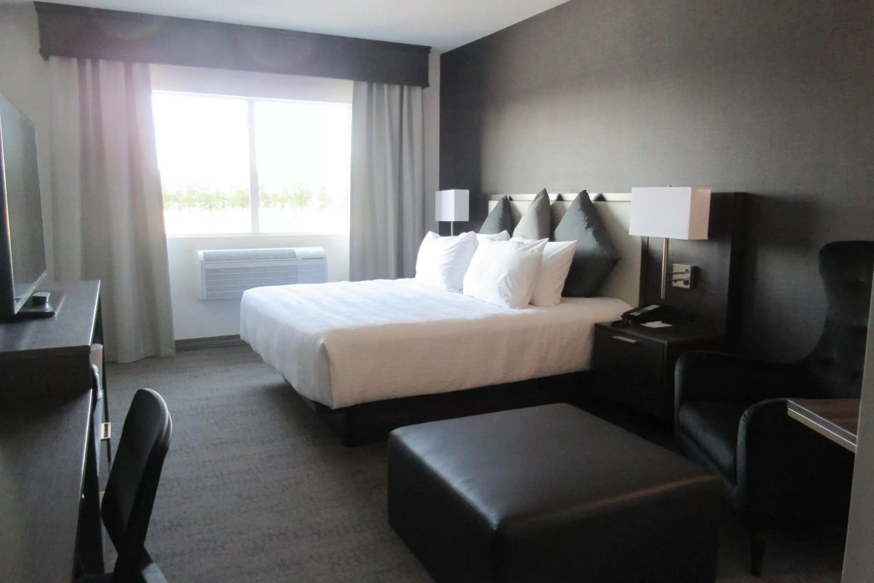 Photo of the whole room, Bed in Best Western Plus Morden