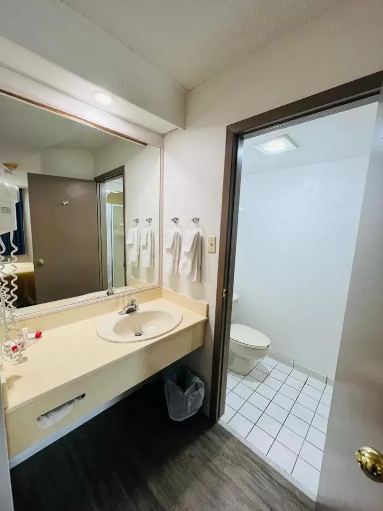 Bathroom in Travelodge by Wyndham Brockville