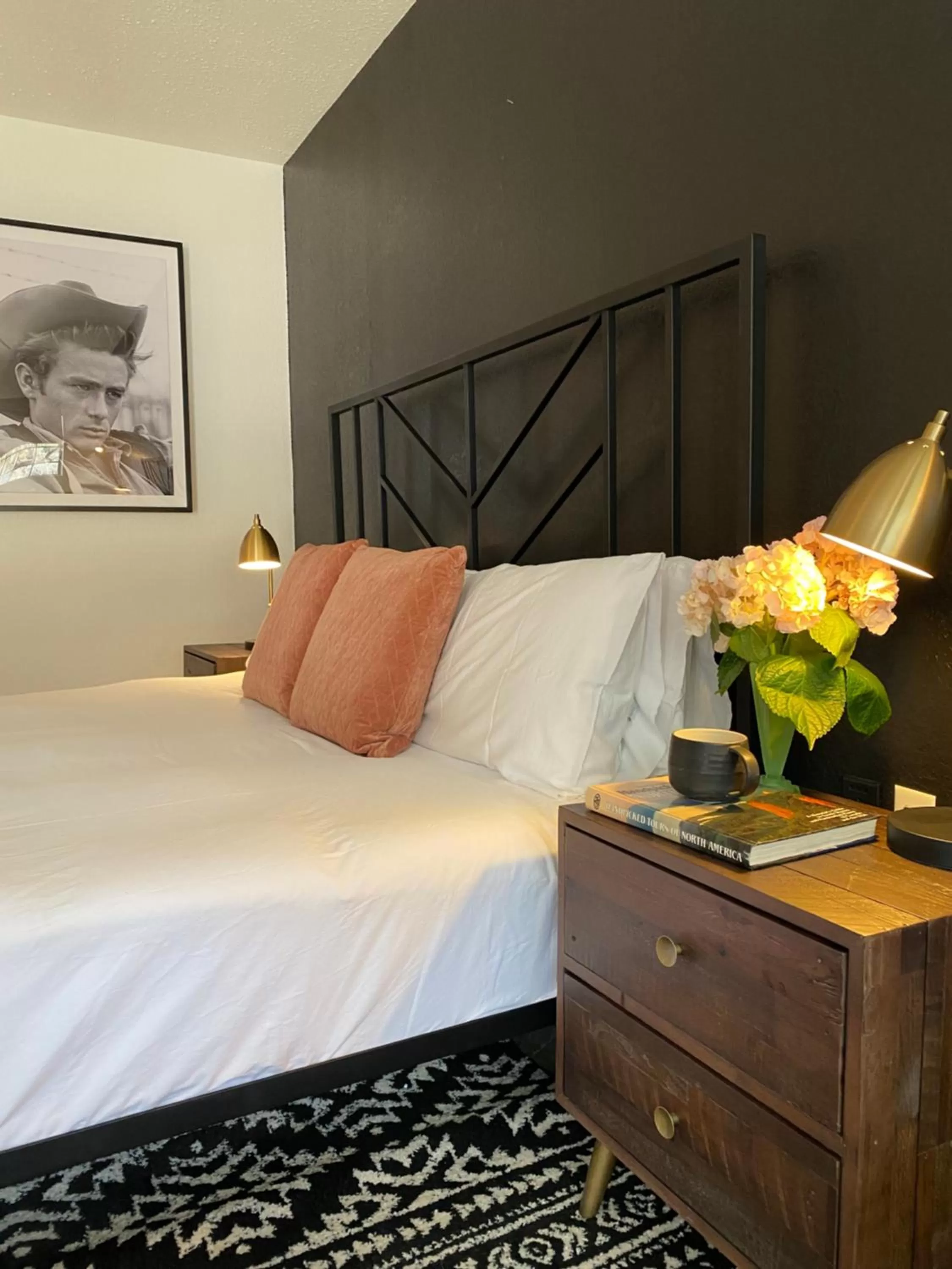 Bedroom, Bed in Wimberley Inn & bar