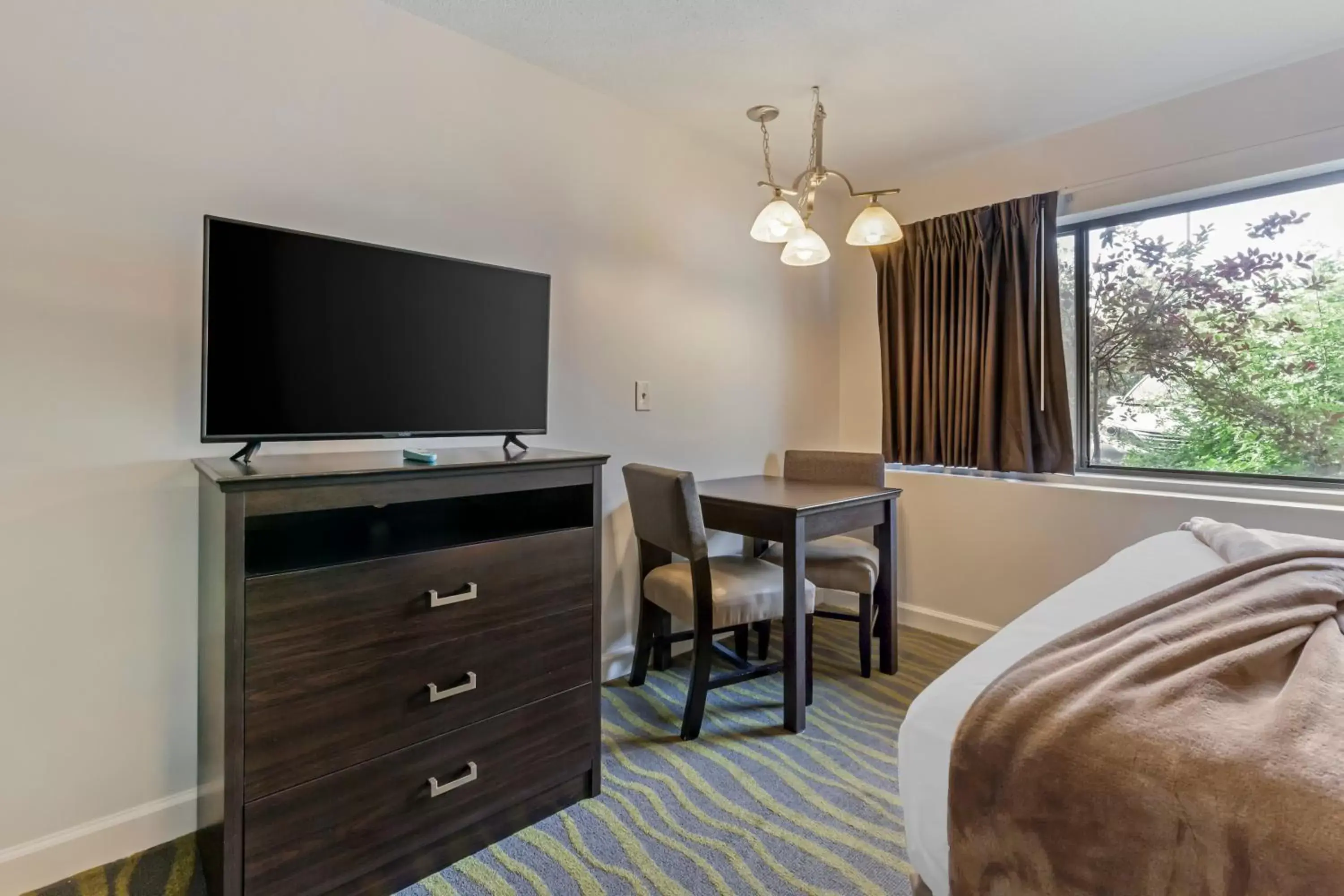 Bed, TV/Entertainment Center in Atlantis Family Waterpark Hotel