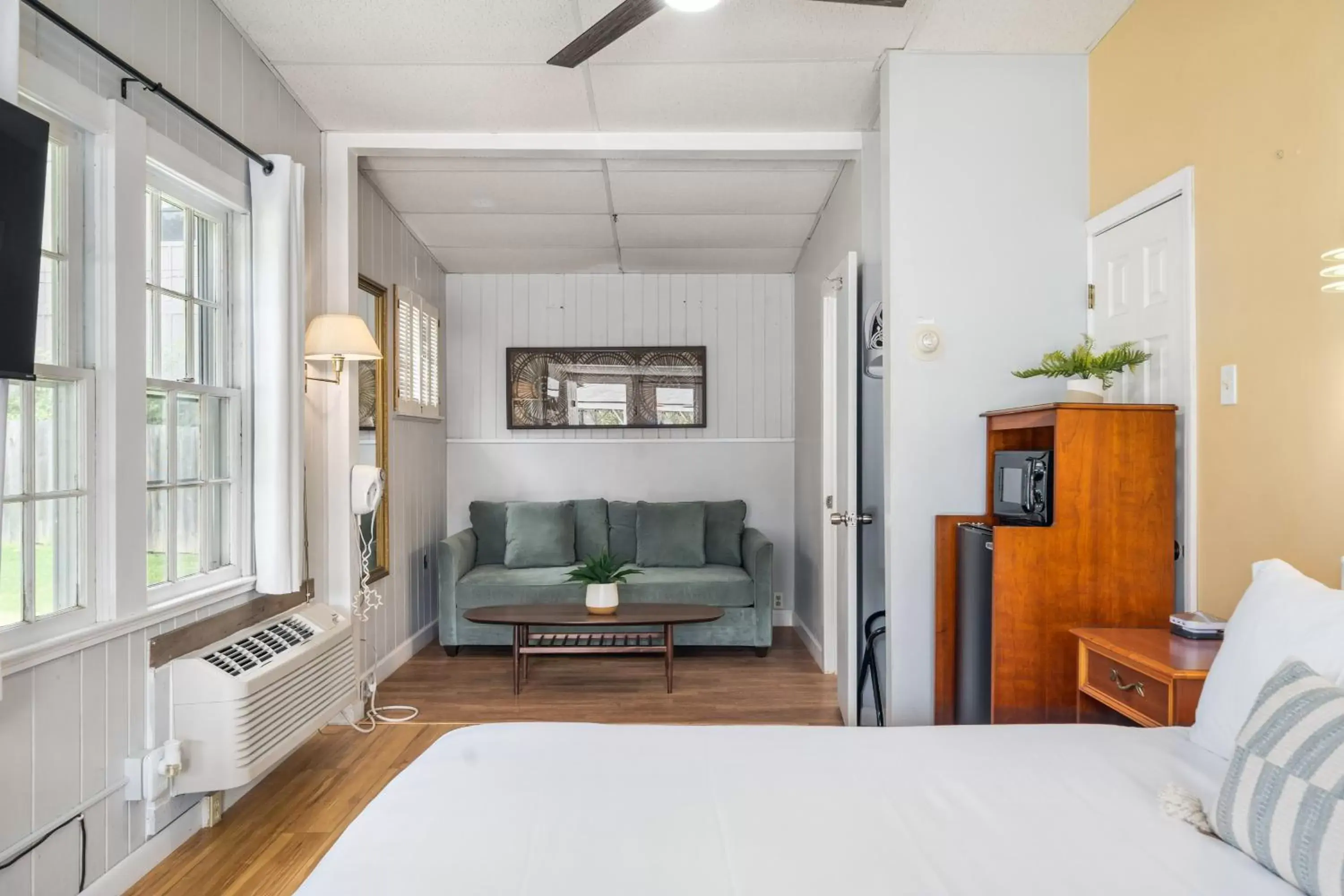 Bed, Seating Area in CedarWood Inn