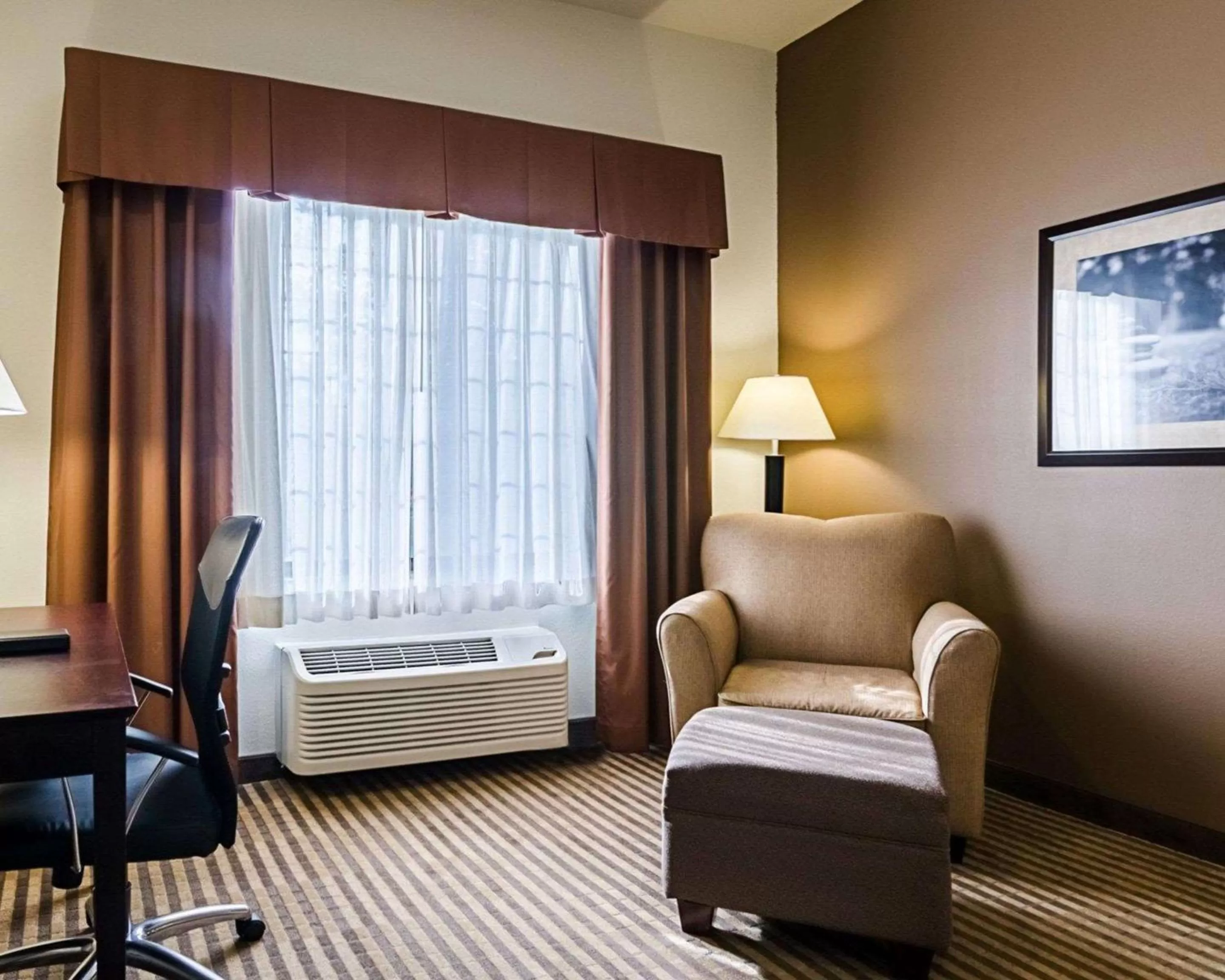 Photo of the whole room, Bed in Comfort Inn & Suites Lawrence - University Area