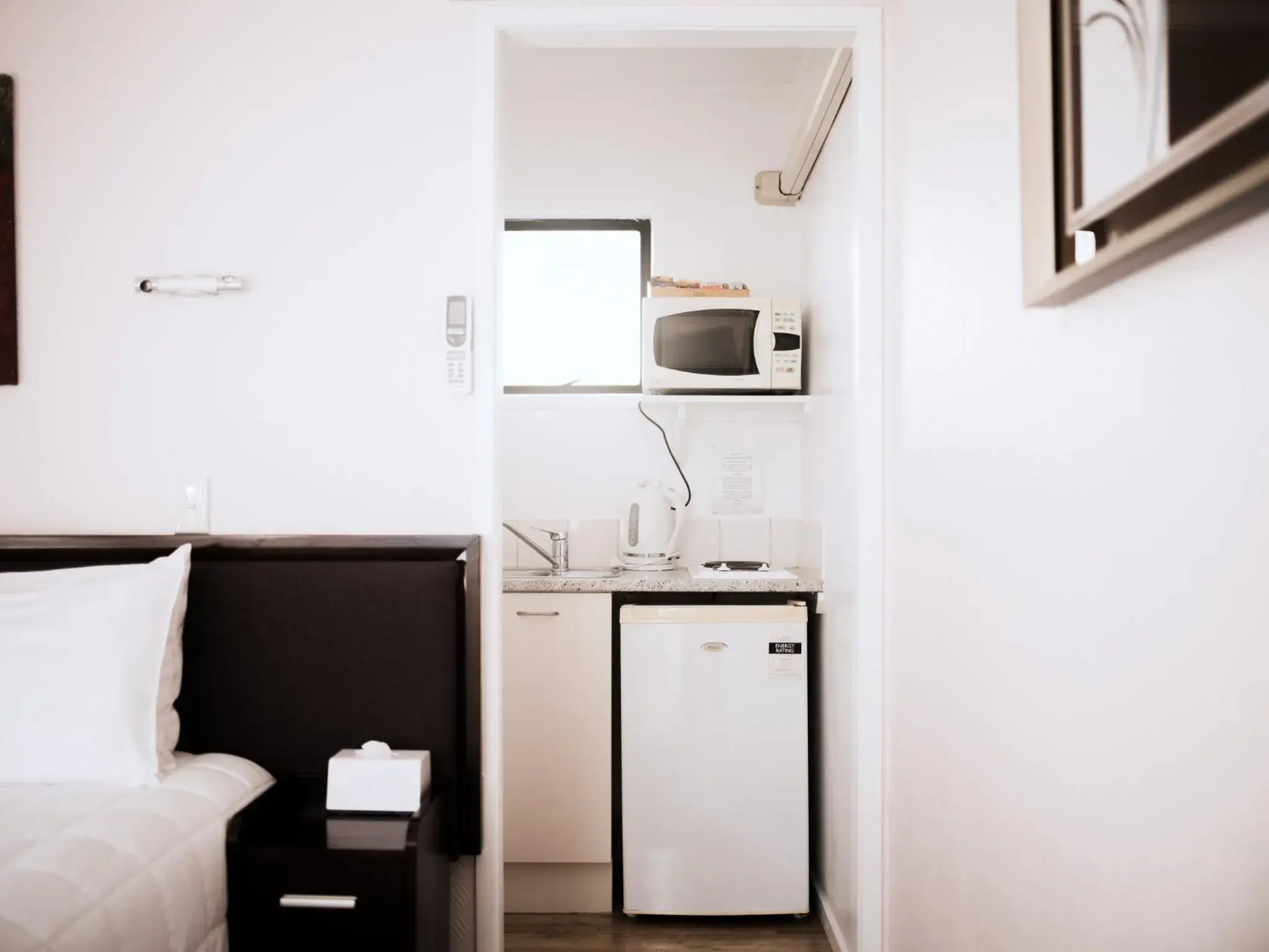 Master Studio with Walk-in Shower in Tudor Court Motor Lodge Master Studio with Walk-in Shower in Tudor Court Motor Lodge