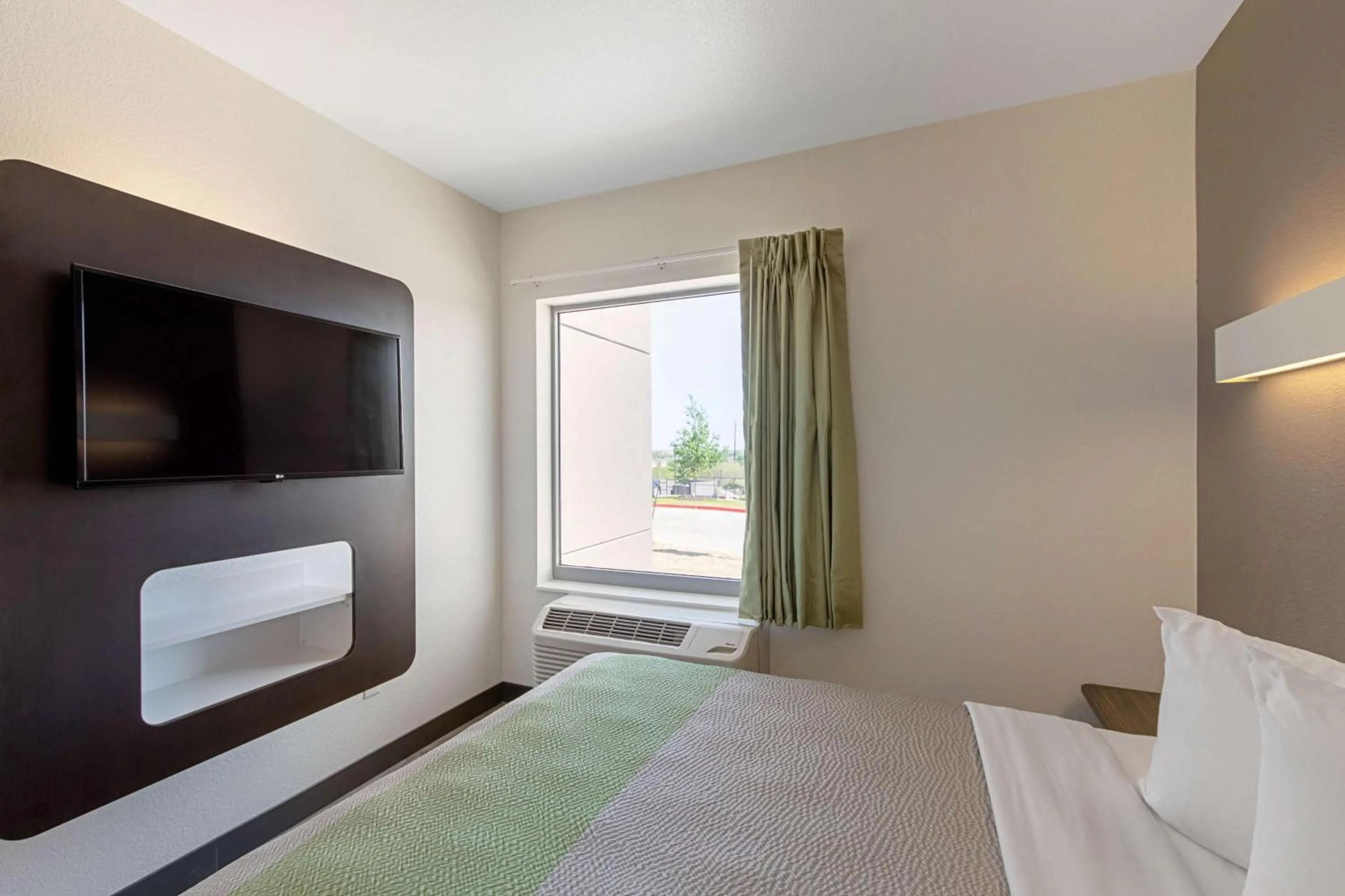 TV and multimedia, Bed in Motel 6 Austin Airport