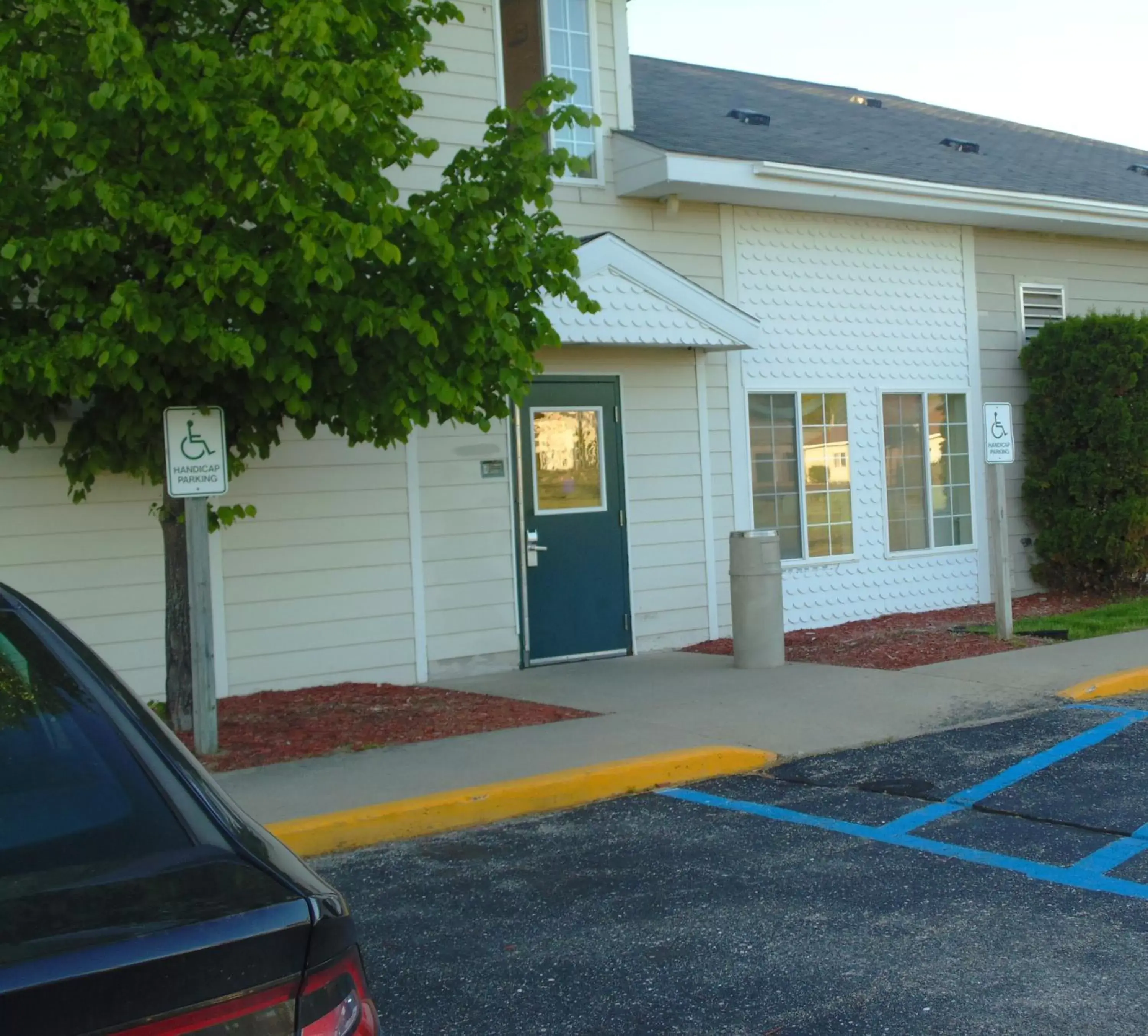 Facade/entrance in American Inn and Suites Houghton Lake