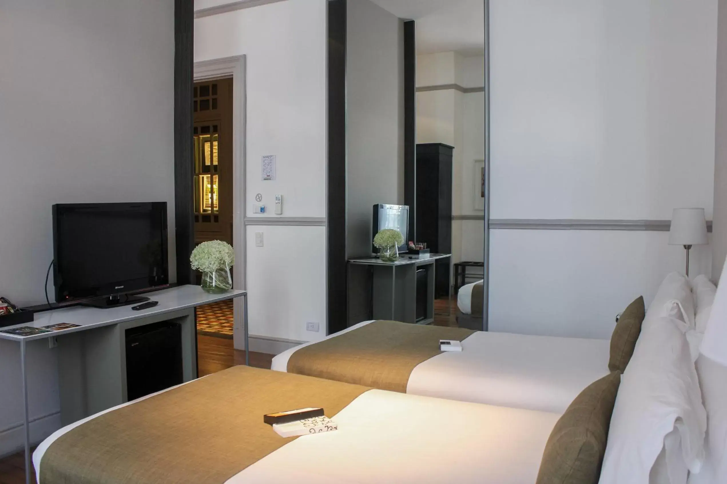 Bed, TV/Entertainment Center in Esplendor by Wyndham Savoy Rosario