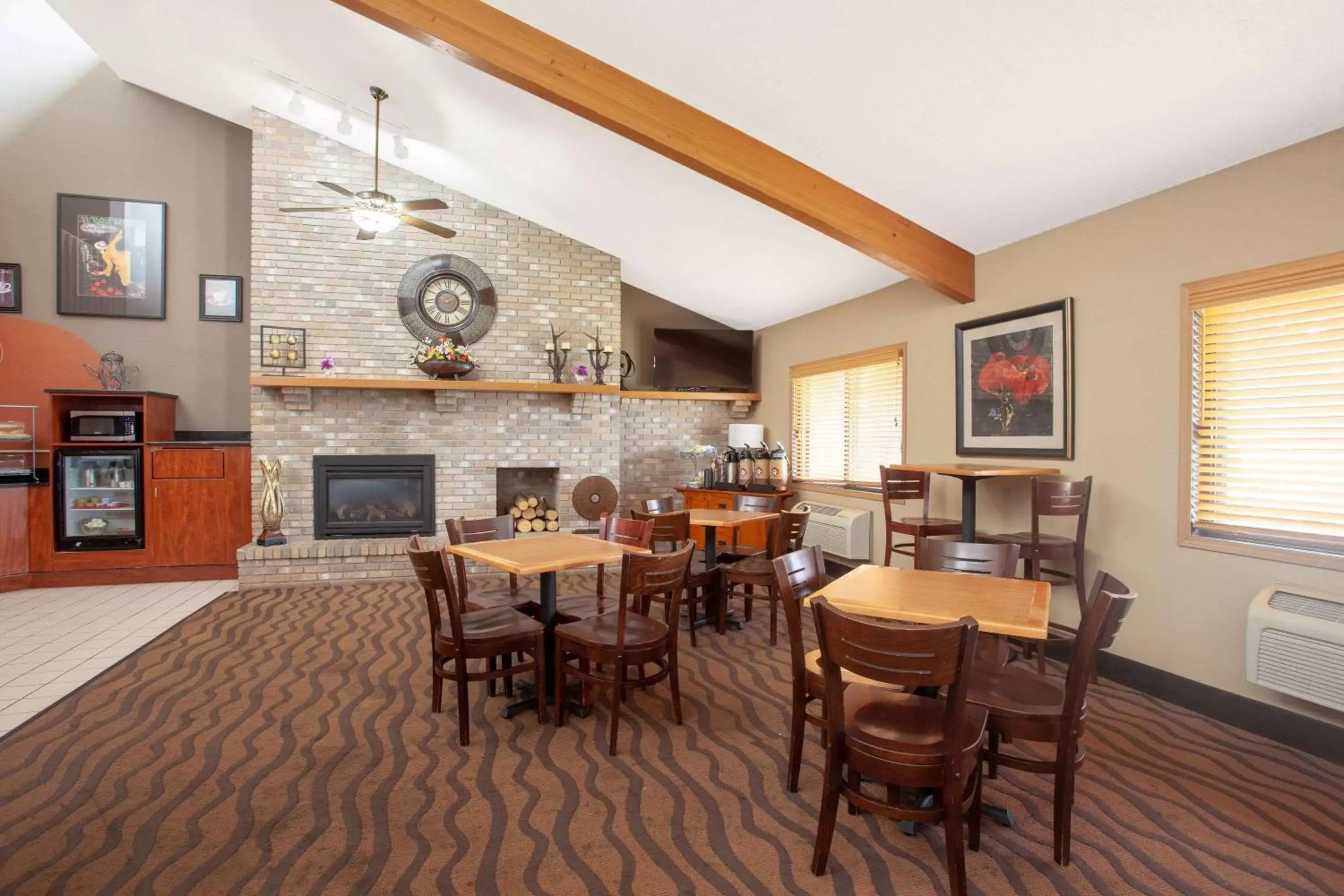 Restaurant/Places to Eat in AmericInn by Wyndham Albert Lea