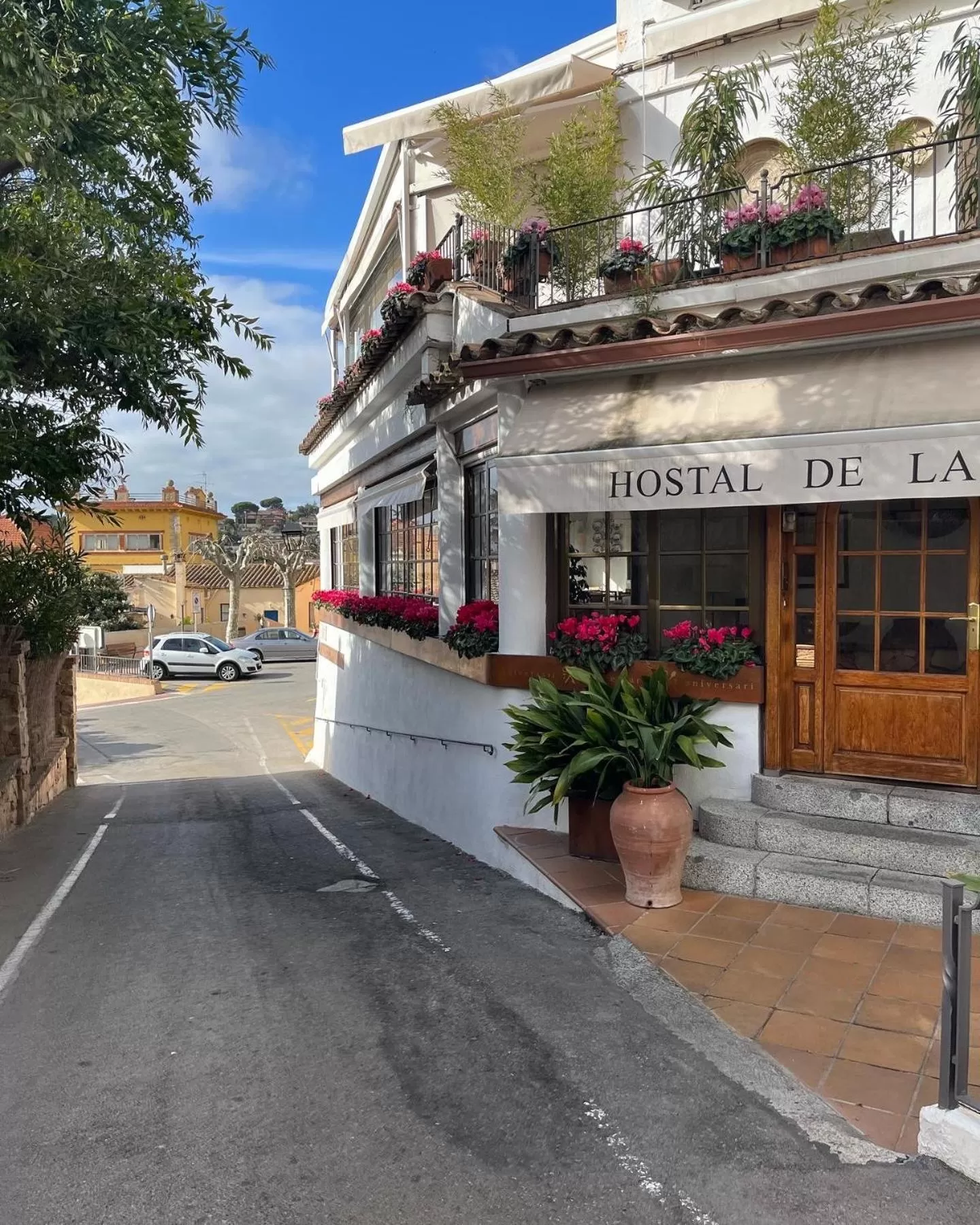 Property building in Hostal de la Plaça - Hotel Boutique