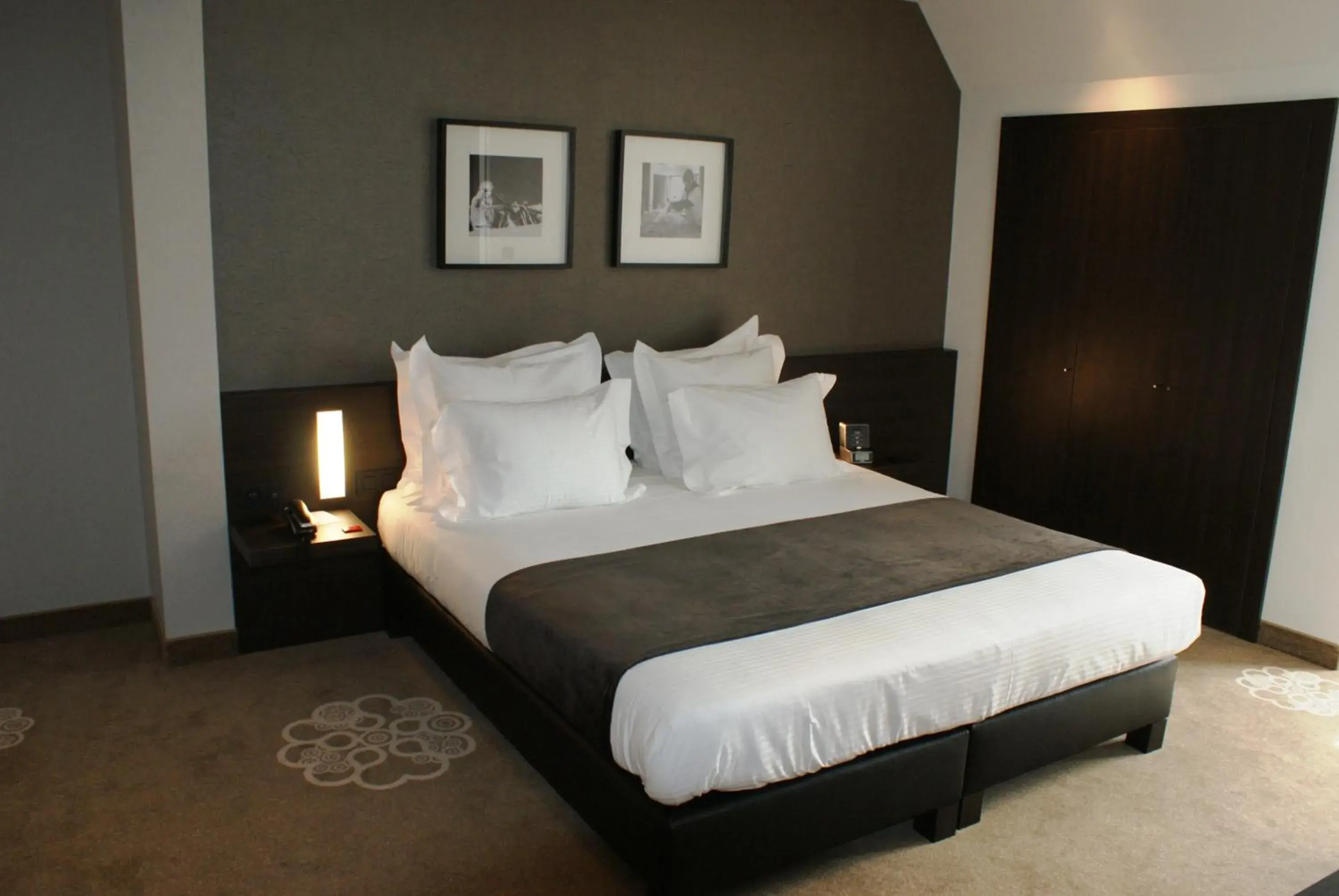 Bed in Hotel Restaurant Weinebrugge