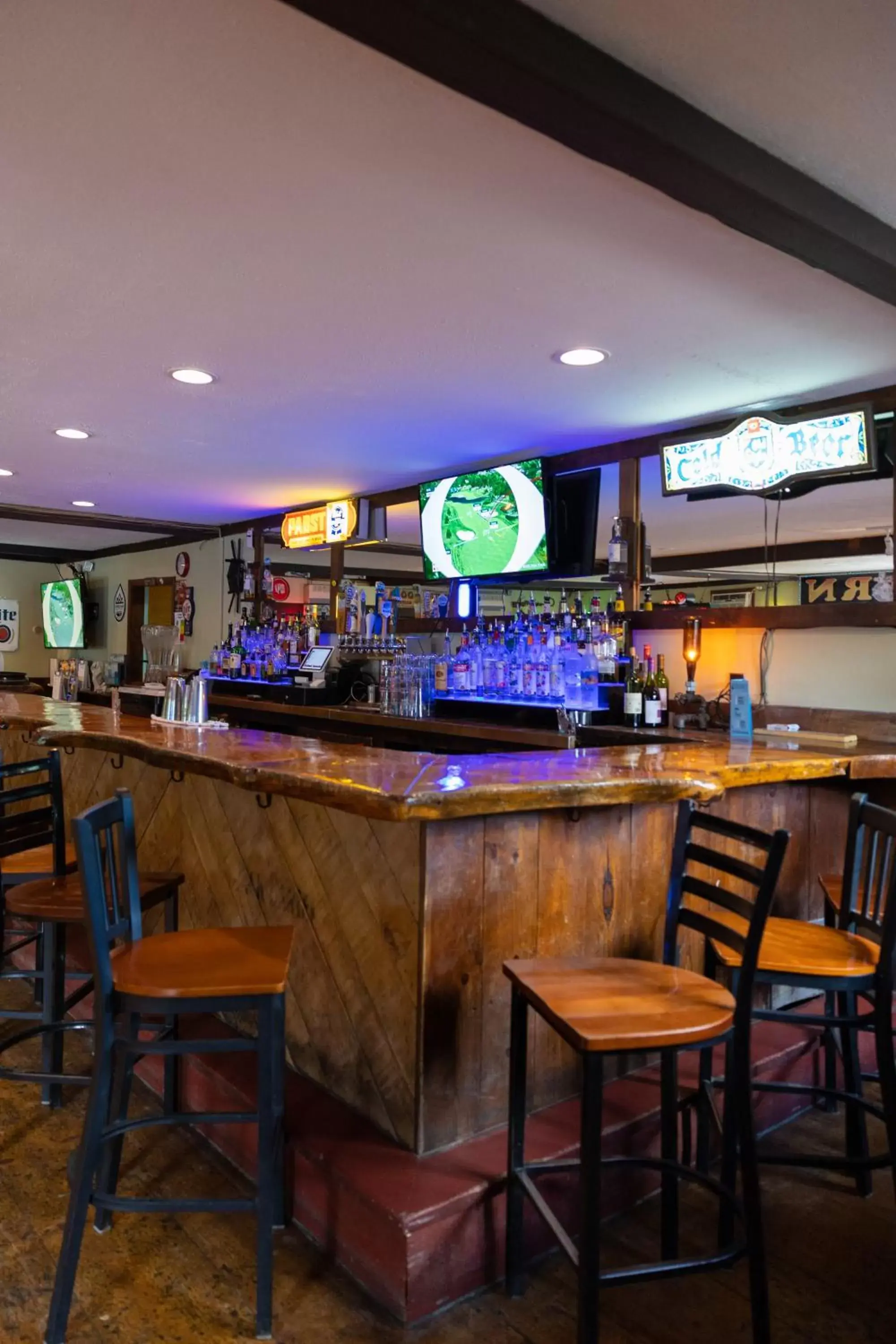 Restaurant/places to eat, Lounge/Bar in Clear River Inn and Tavern